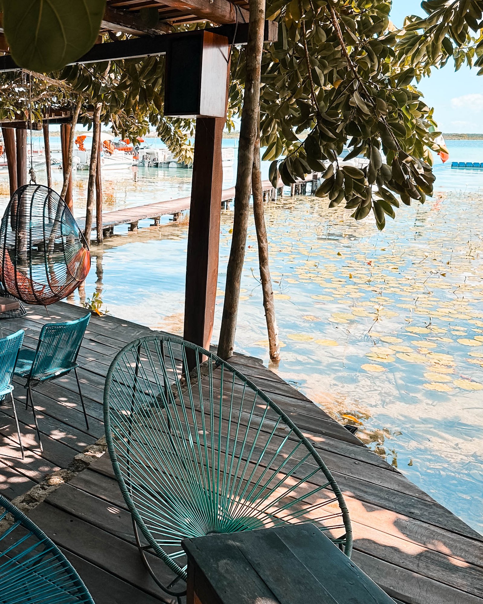 Sitzgelegenheiten in einem Restaurant in Bacalar direkt am Wasser