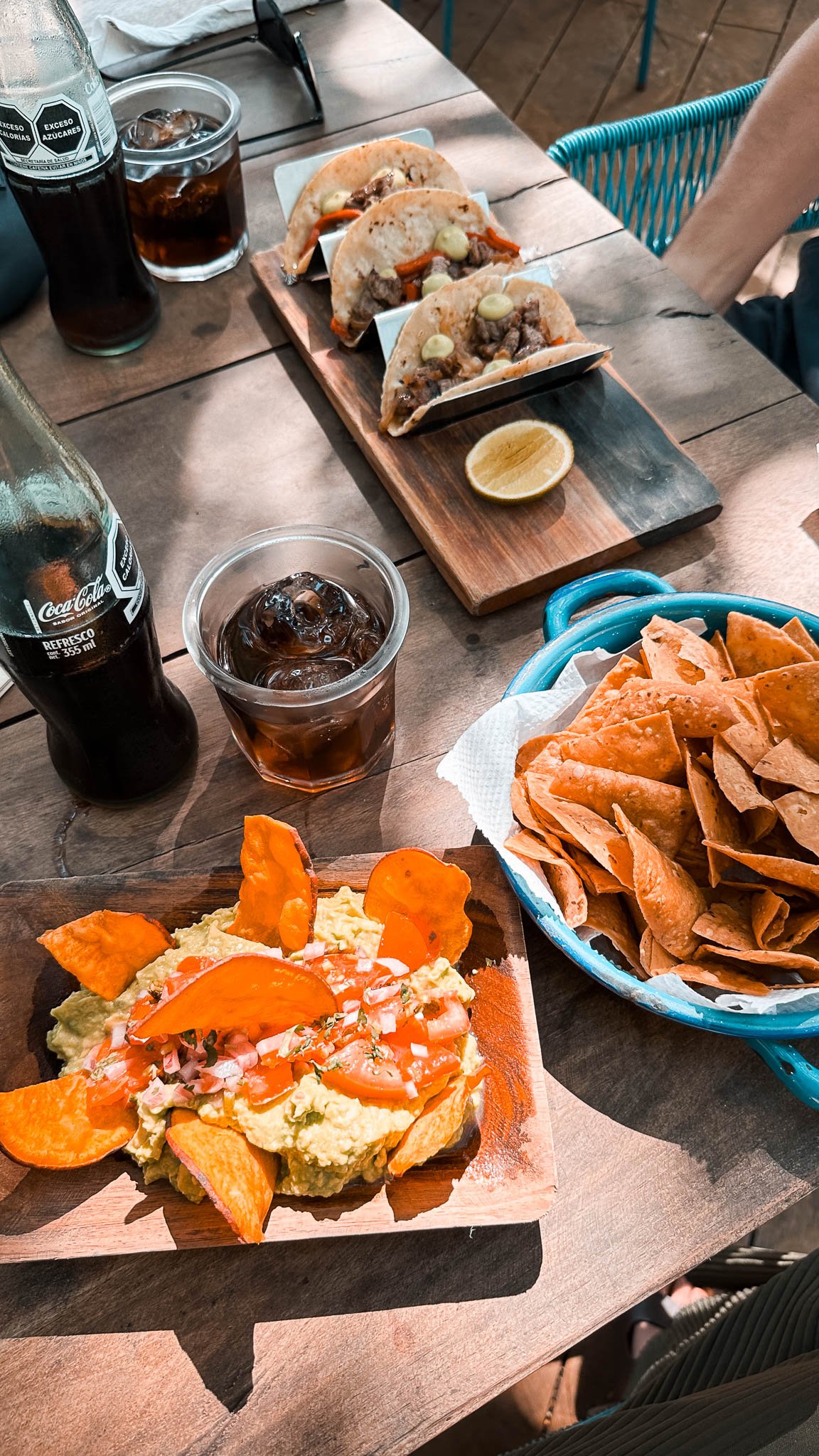 Essen auf einem Tisch. Guacamole und Tacos.