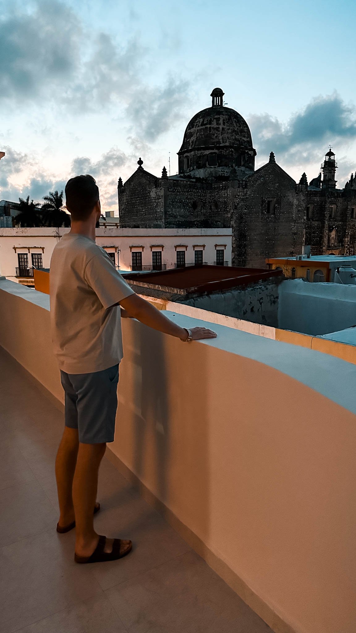 Blick vom Balkon des Hotels auf die Kirche über die Dächer von Campeche