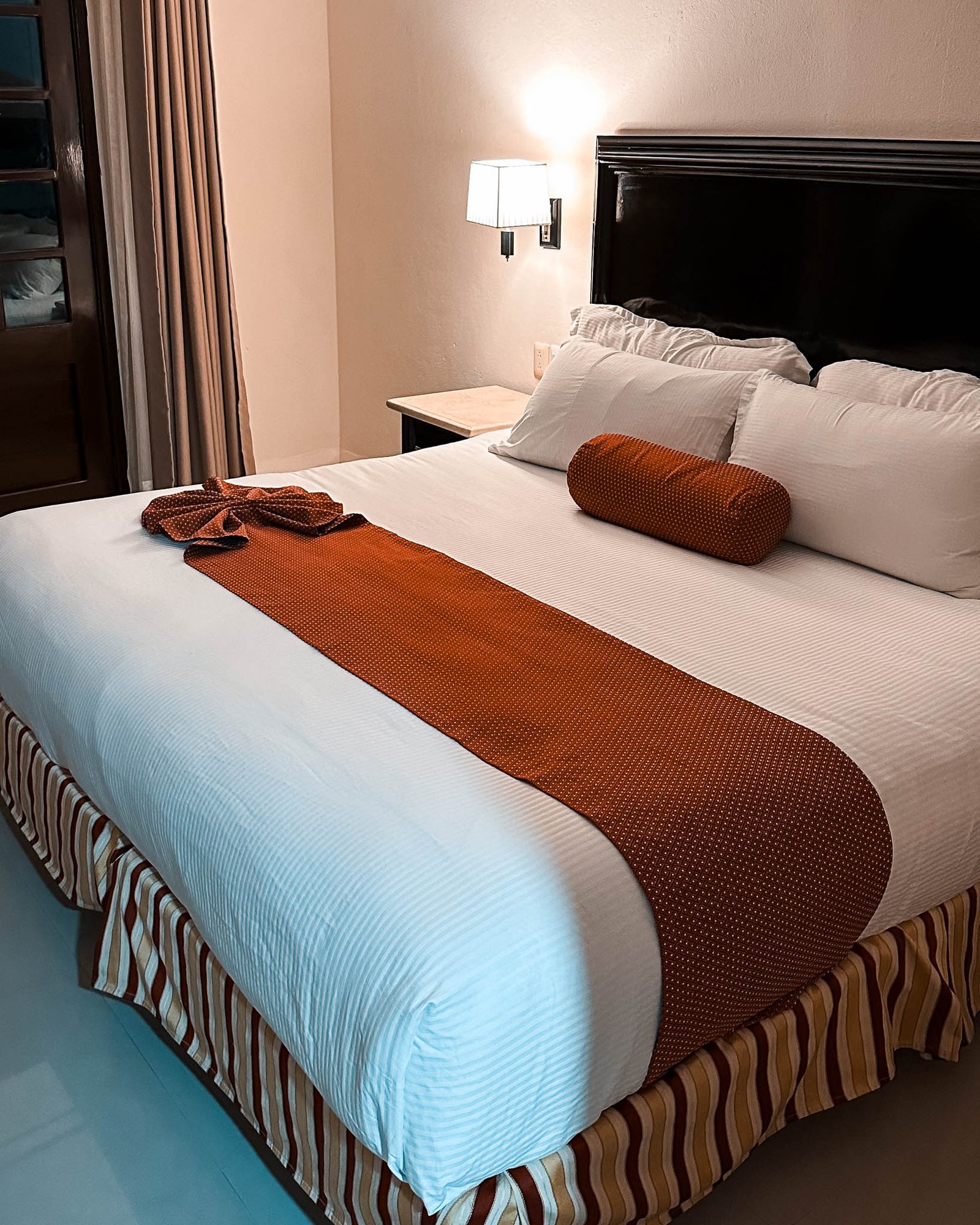 Großes Bett im Schlafzimmer des Hotel Lopez