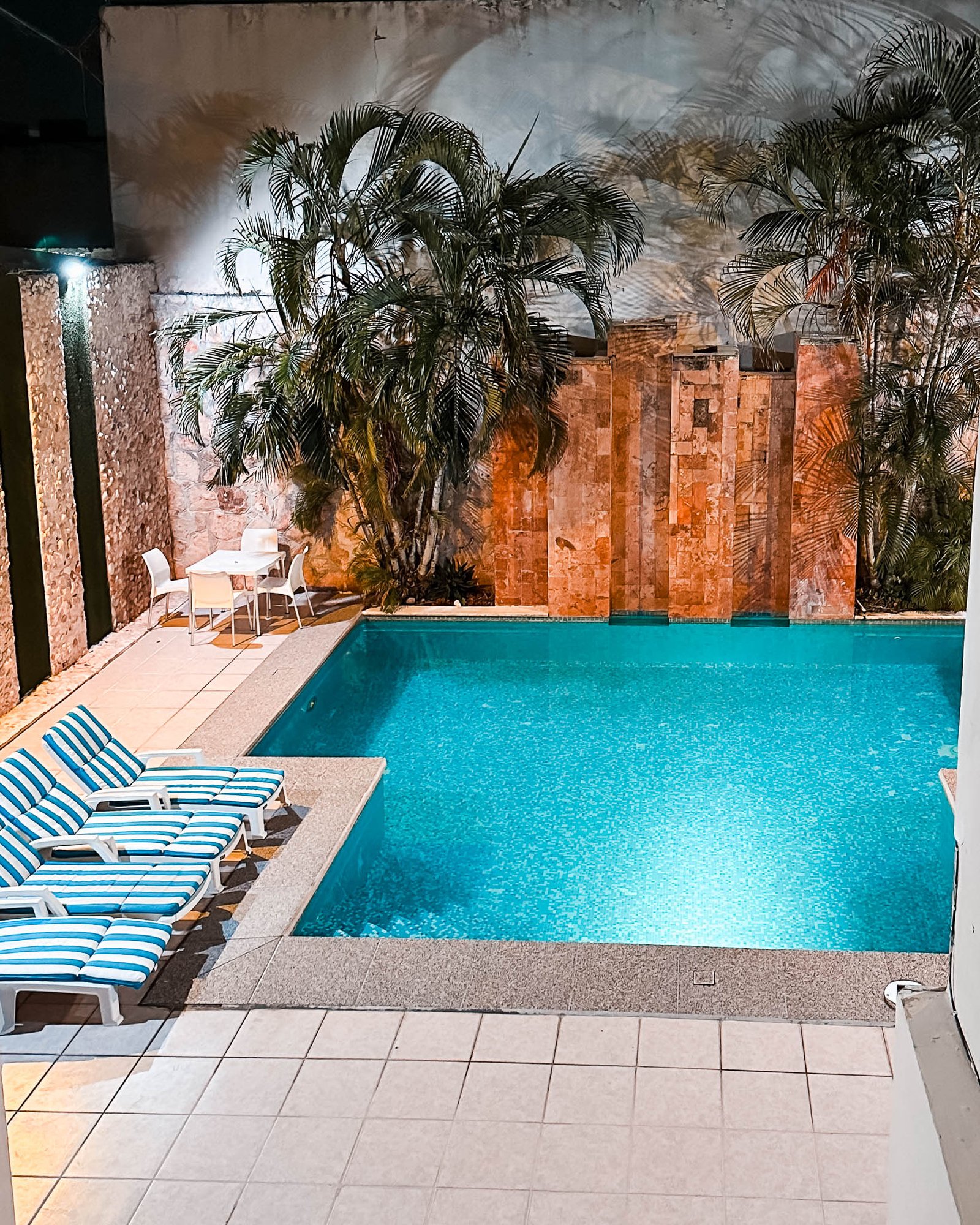 Blick auf den Poolbereich im Hotel Lopez