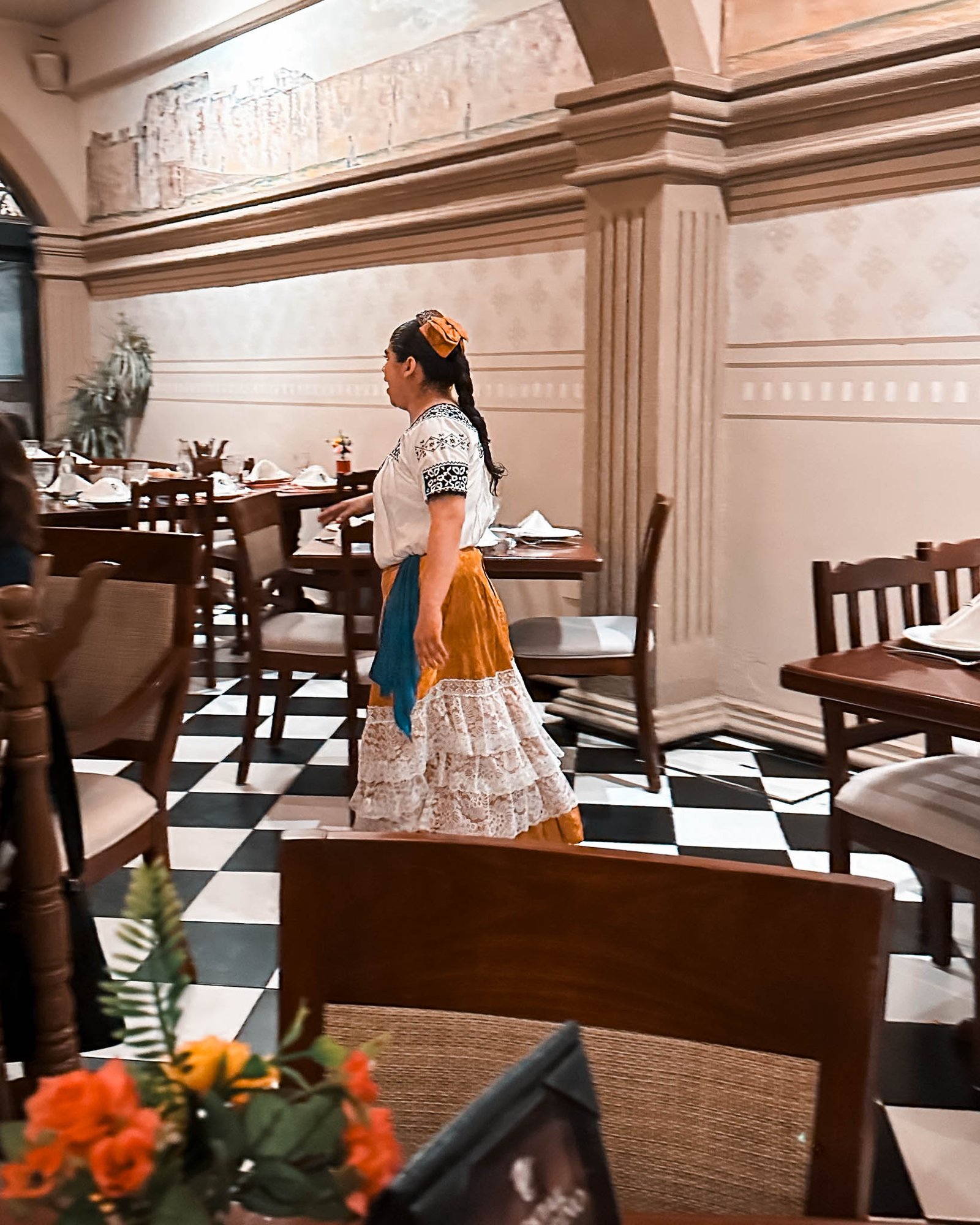 Innenraum des Restaurants eine Kellnerin ist in traditioneller Mexikanischer Kleidung gekleidet.