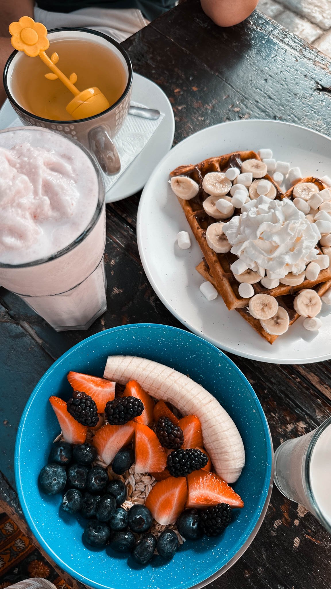 Süsses Frühstück in Campeche mit Waffel und Früchtebowl