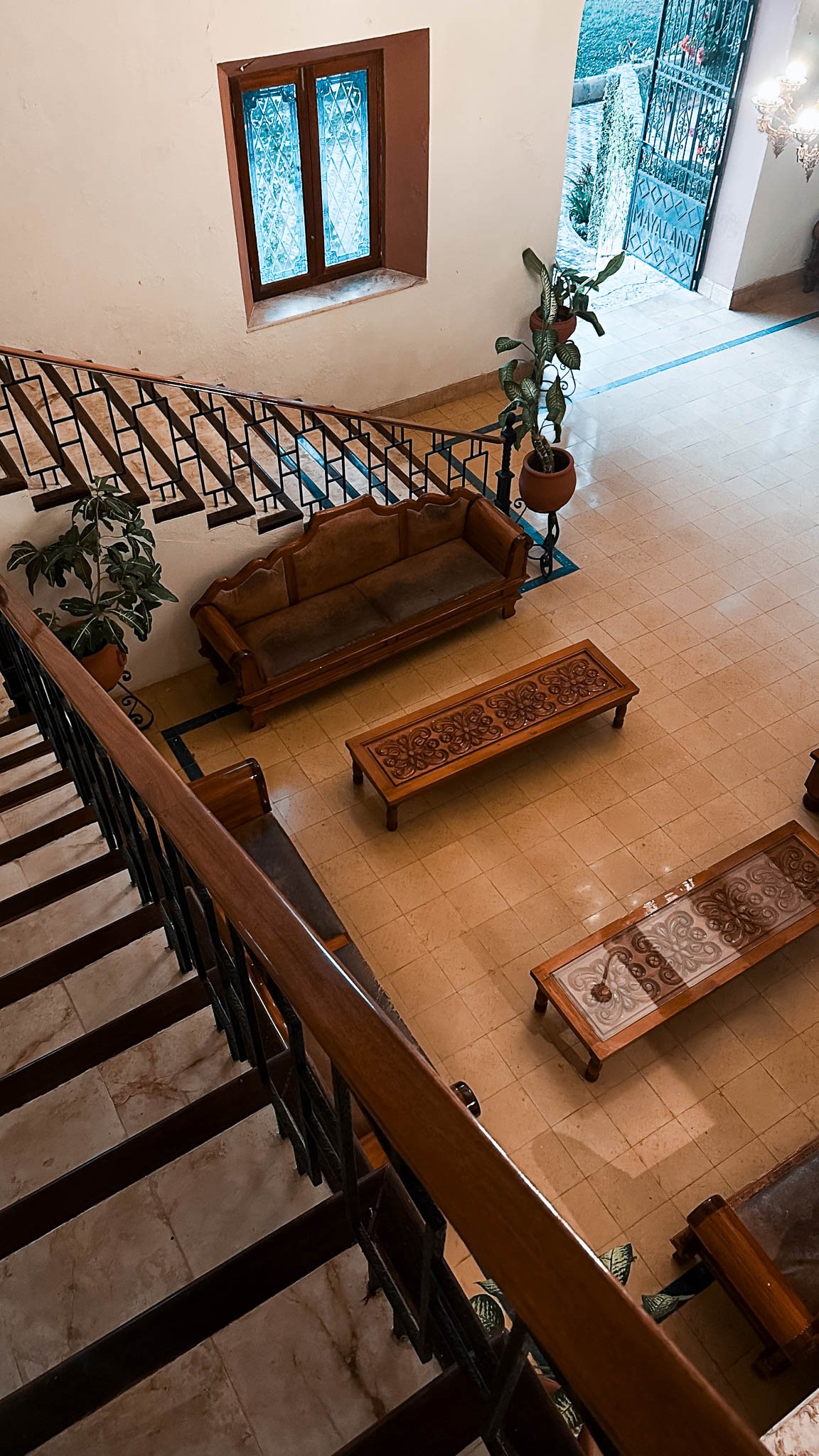 Blick von oben in die Lobby des Hotels im Kolonialen Maya Stil