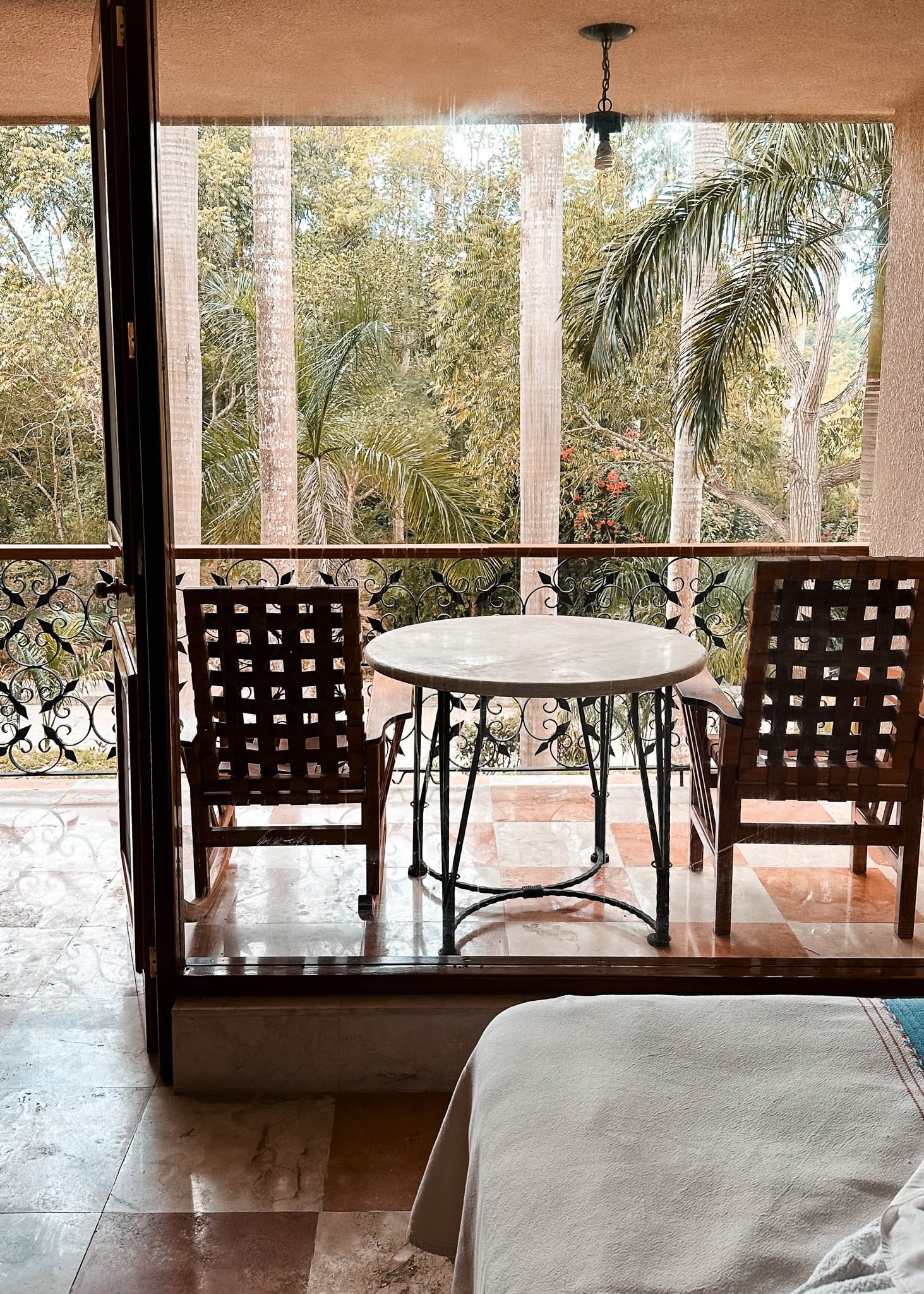 Balkon des Zimmers im Hotel mit einem Steintisch und 2 Holzstühlen zum entspannen
