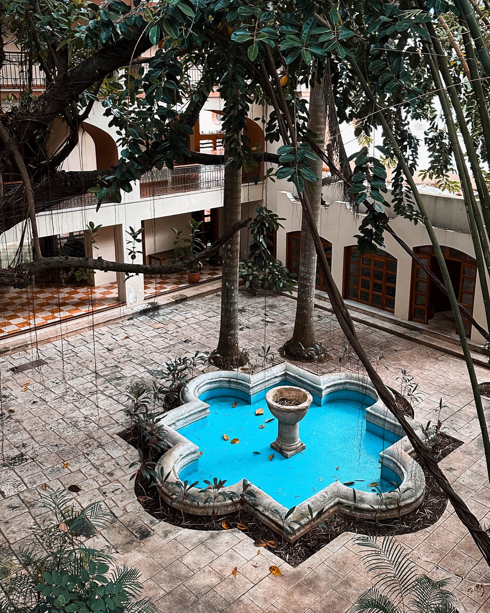 Blick von der ersten Etage in den Innenhof des Hotel mit Springbrunnen der nicht aktiv ist.