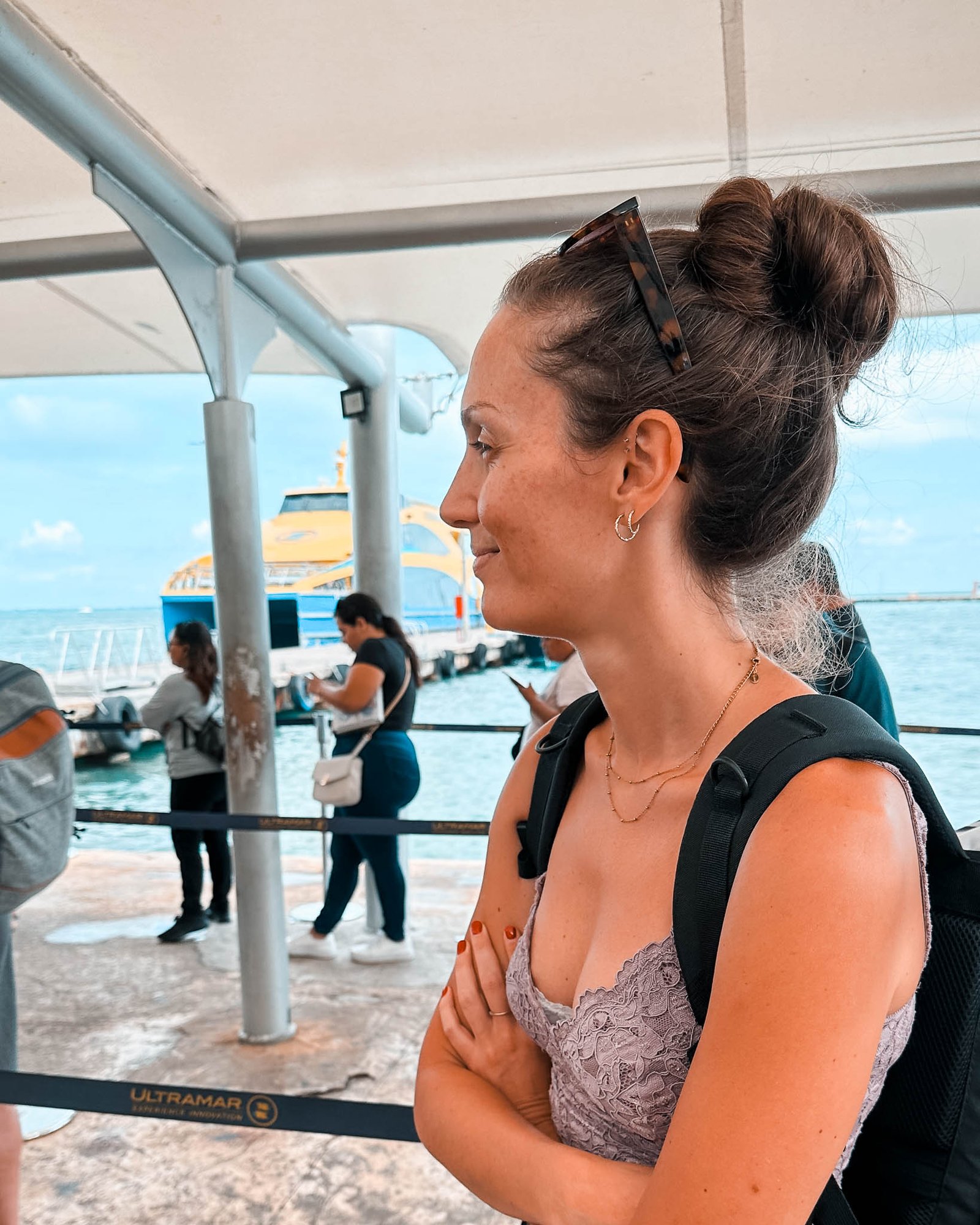 Eine Frau wartet am Terminal einer Fähre auf das Boarding