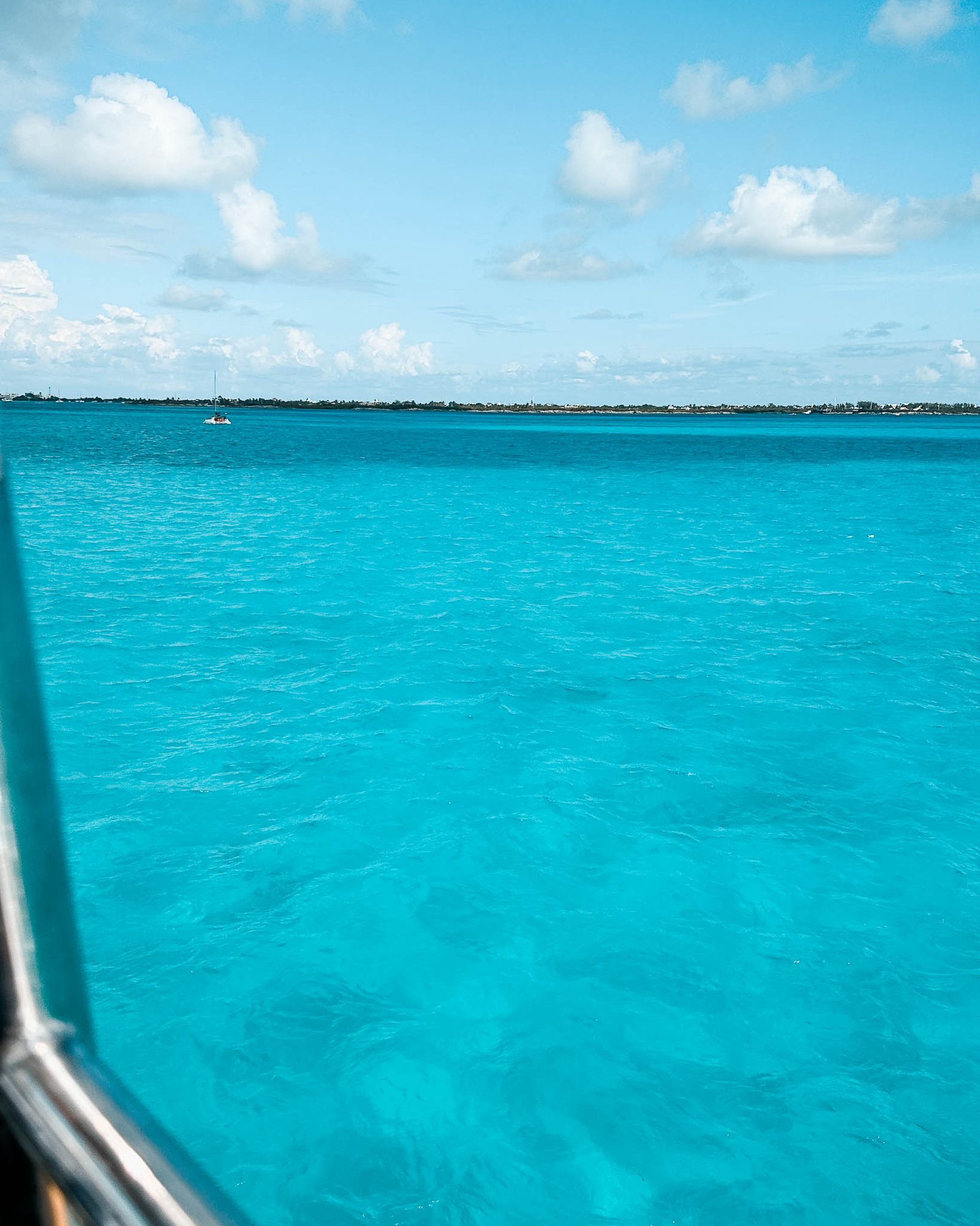 Tolles blaues Wasser vom Boot aus gesehen