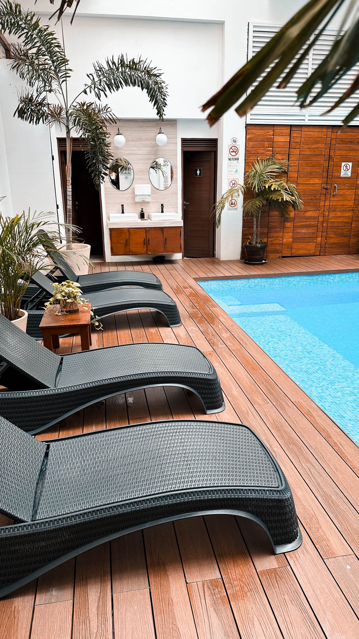 Liegen am Pool im Hotel