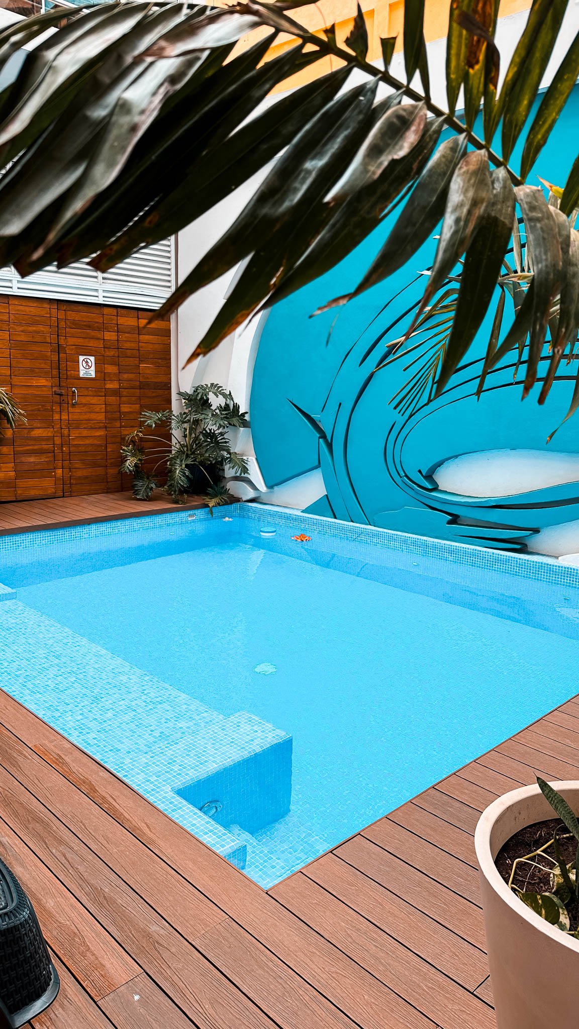 Poolbereich eines Hotels mit kleinem blauen Pool