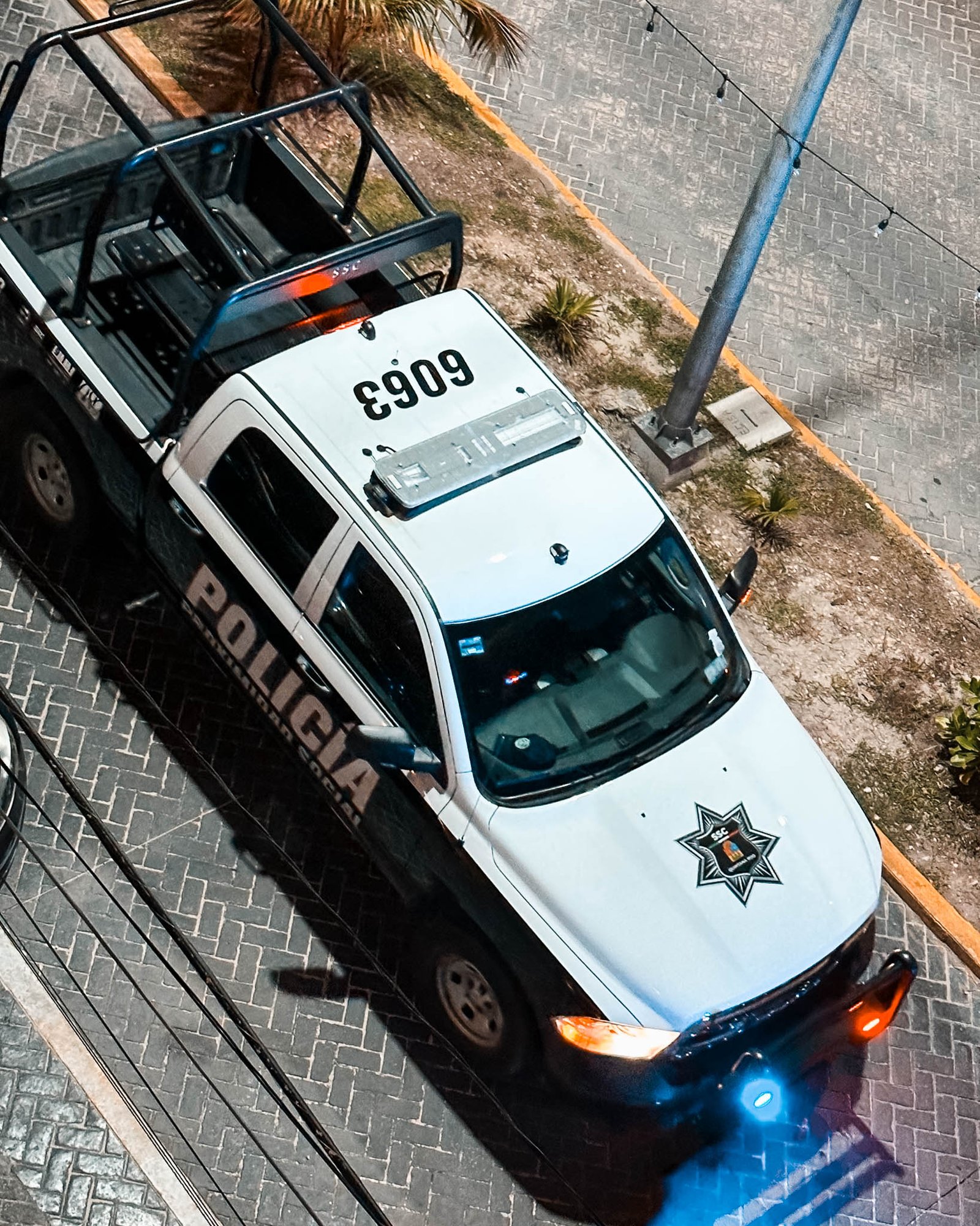Ein Polizeiwagen von oben fotografiert