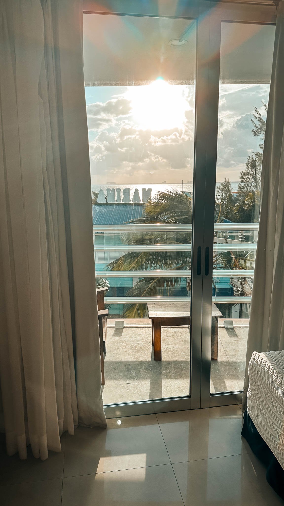 Blick aus dem Fenster des Hotelzimmers auf das Meer