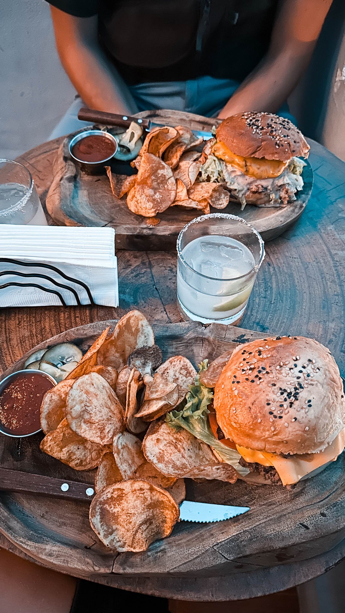 Burger und Pommes auf 2 Brettern