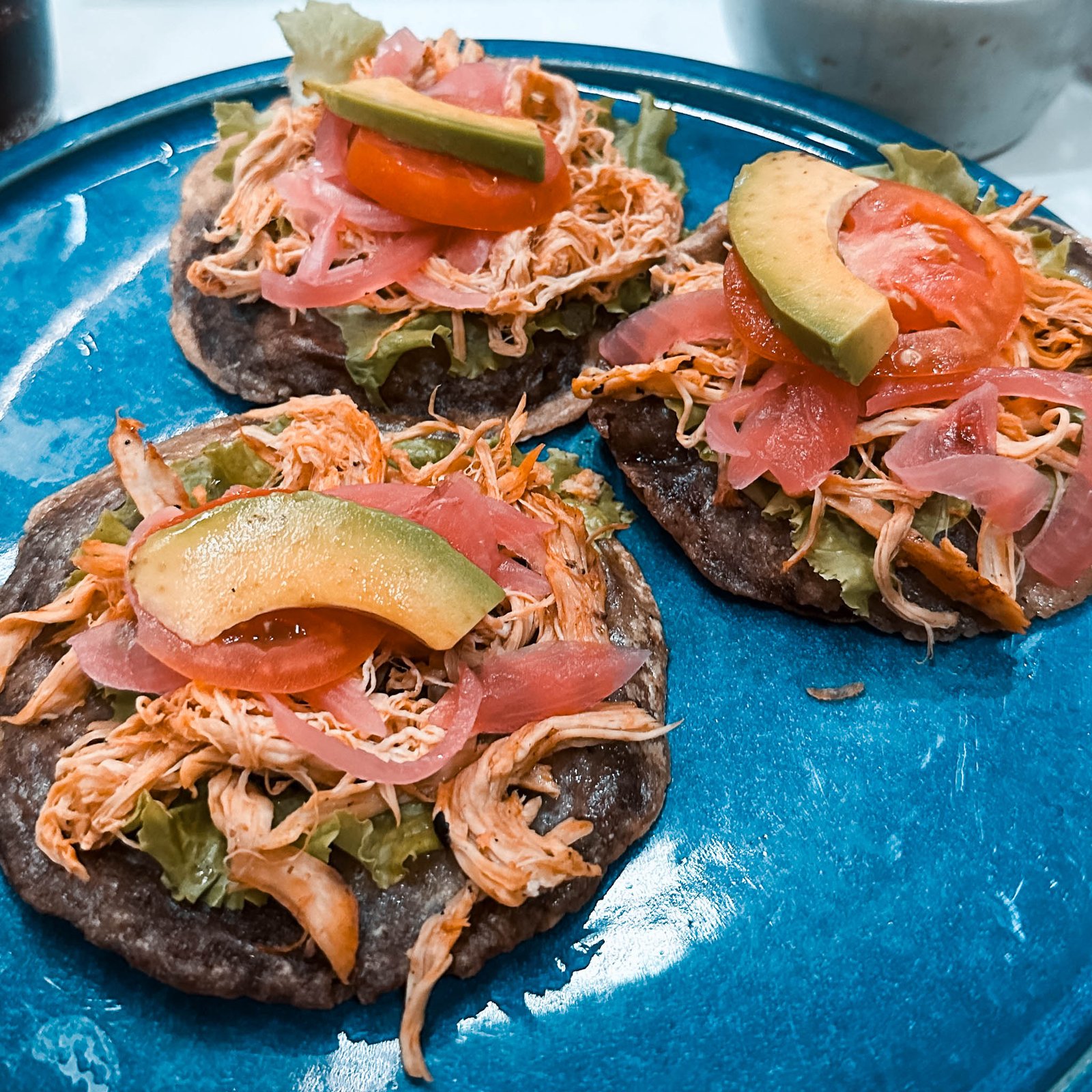 Tacos mit Fleisch Zwiebel und Avocado