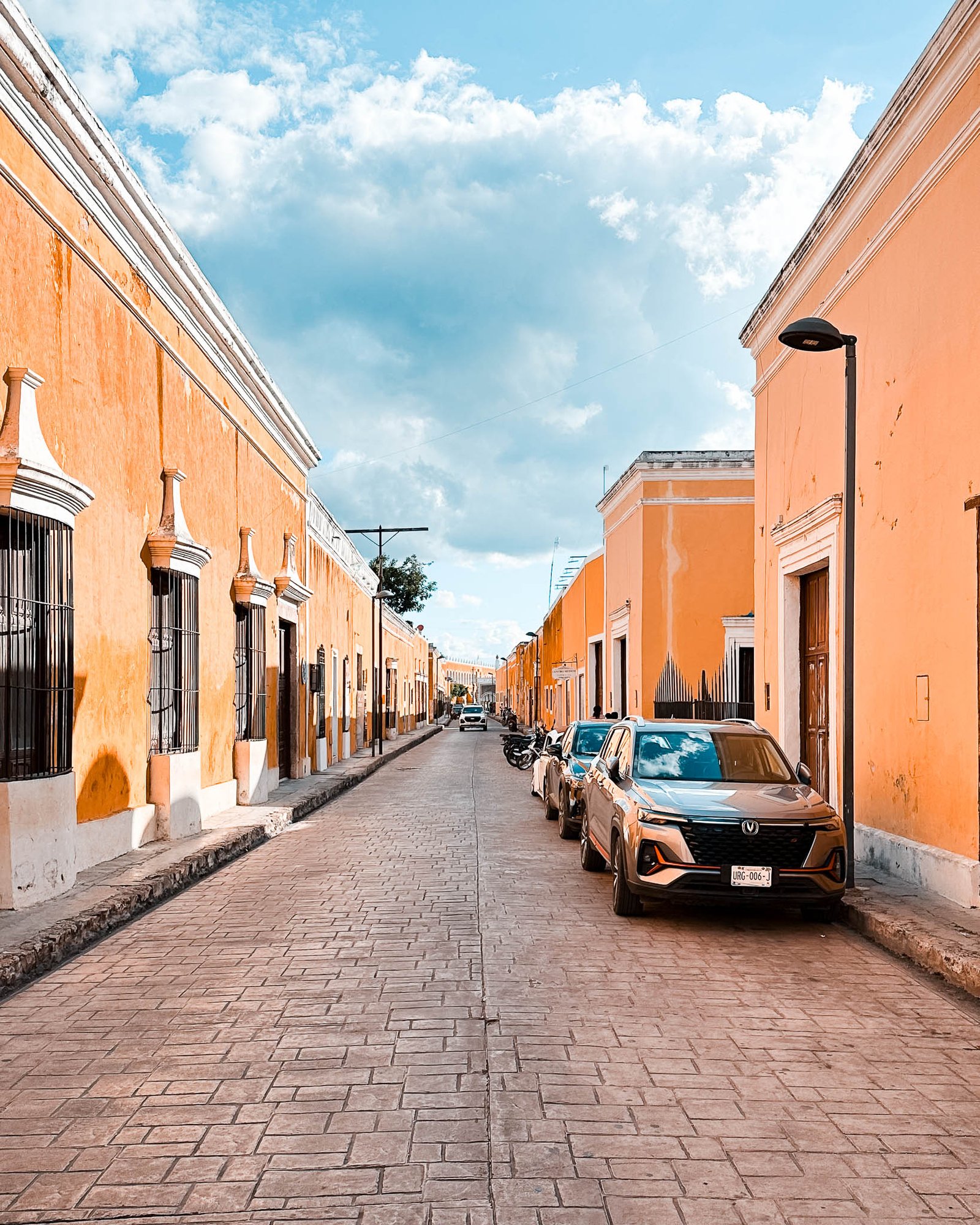 Eine Straße mit gelben Häusern in Izamal