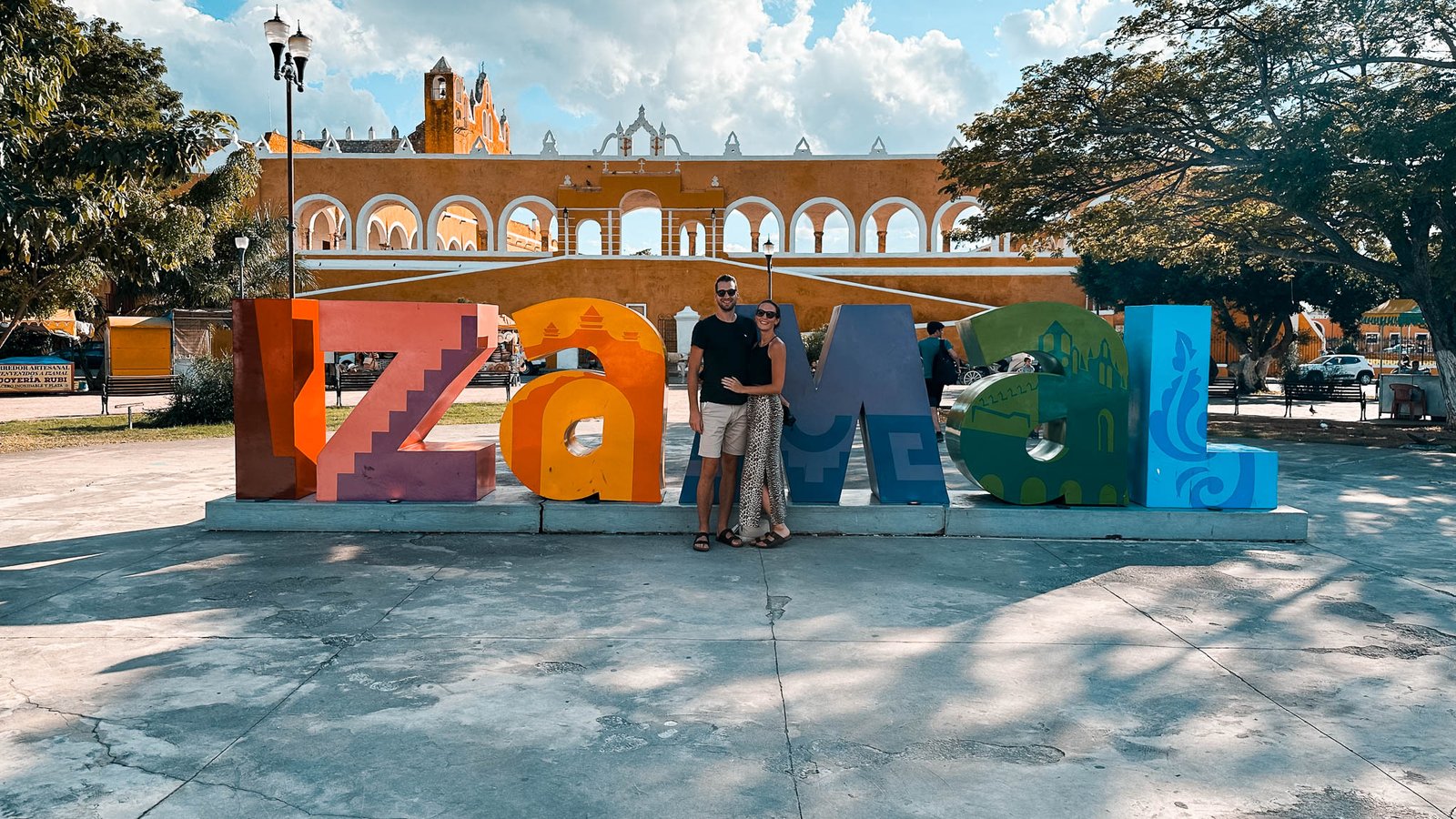Viele bunte Buchstaben bilden das Wort IZAMAL, dahinter das Convent