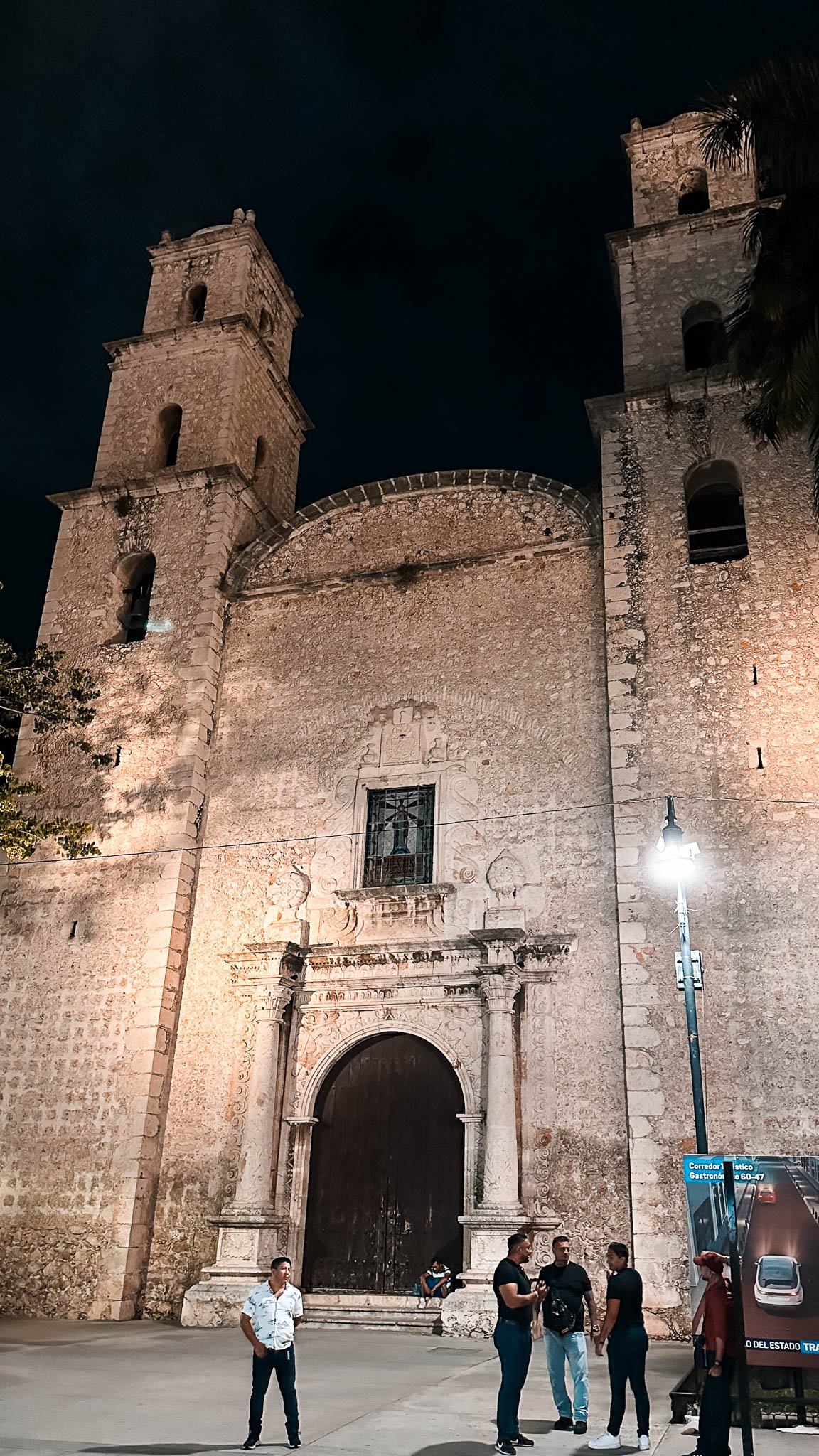 Eine alte Kirche bei Nacht