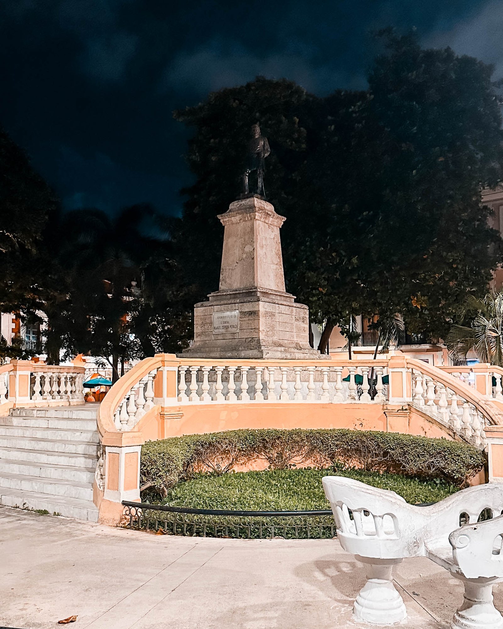 Ein Platz in einem kleinen Park nachts in der Stadt Merida