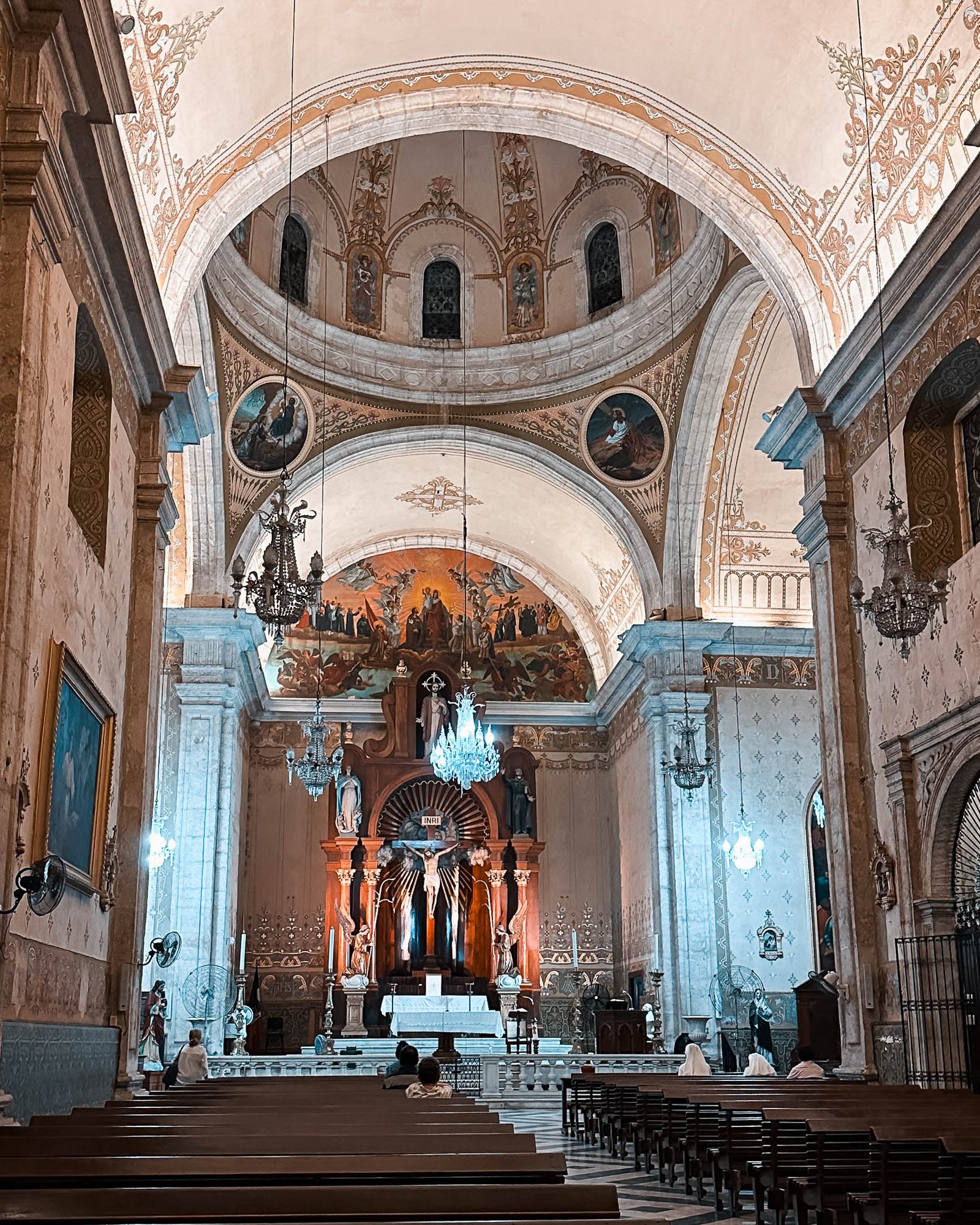 Innen in einer Kirche mit hoher Decke und tollen Barocken Verzierungen