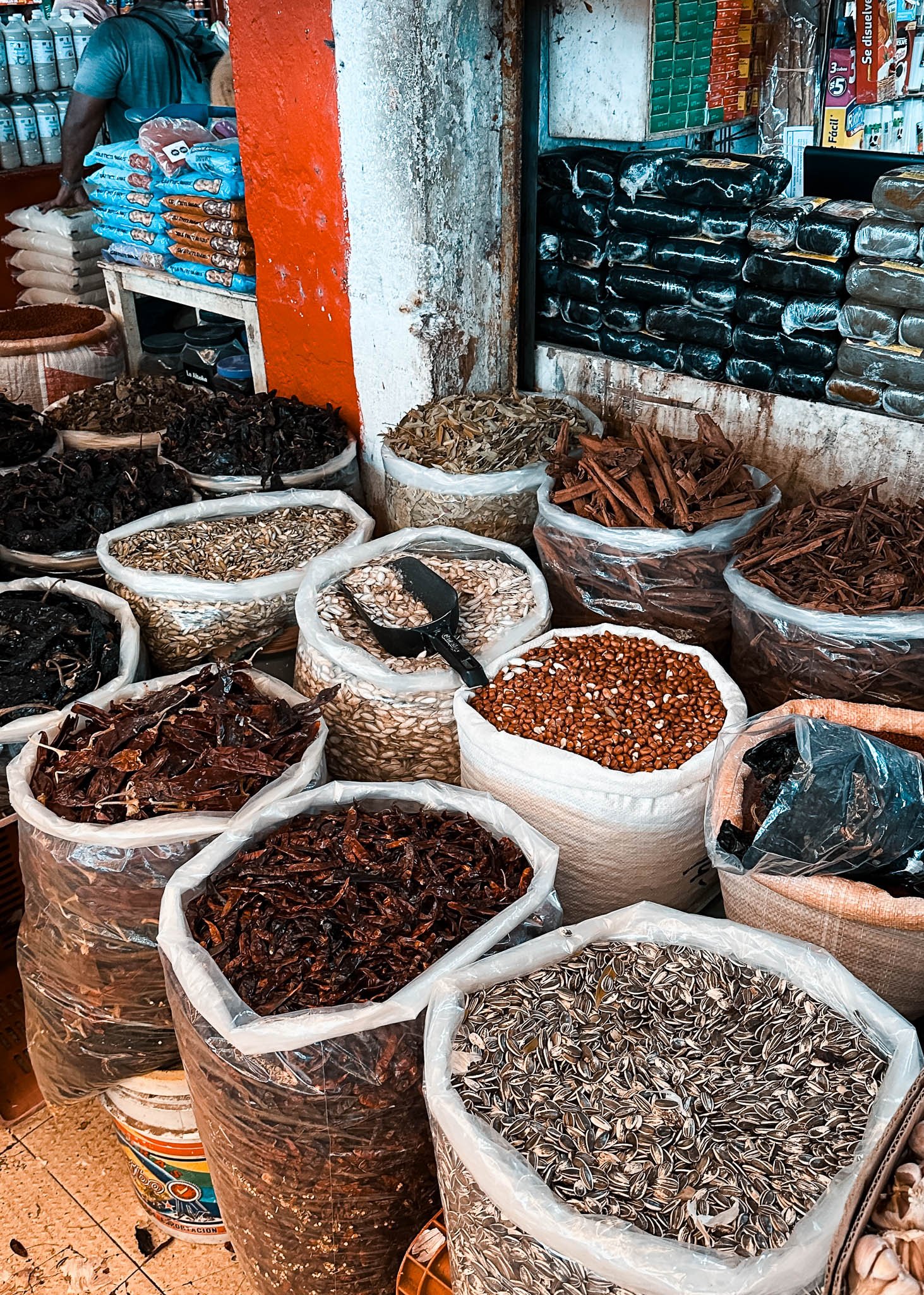 Viele Säcke mit Gewürzen auf dem markt