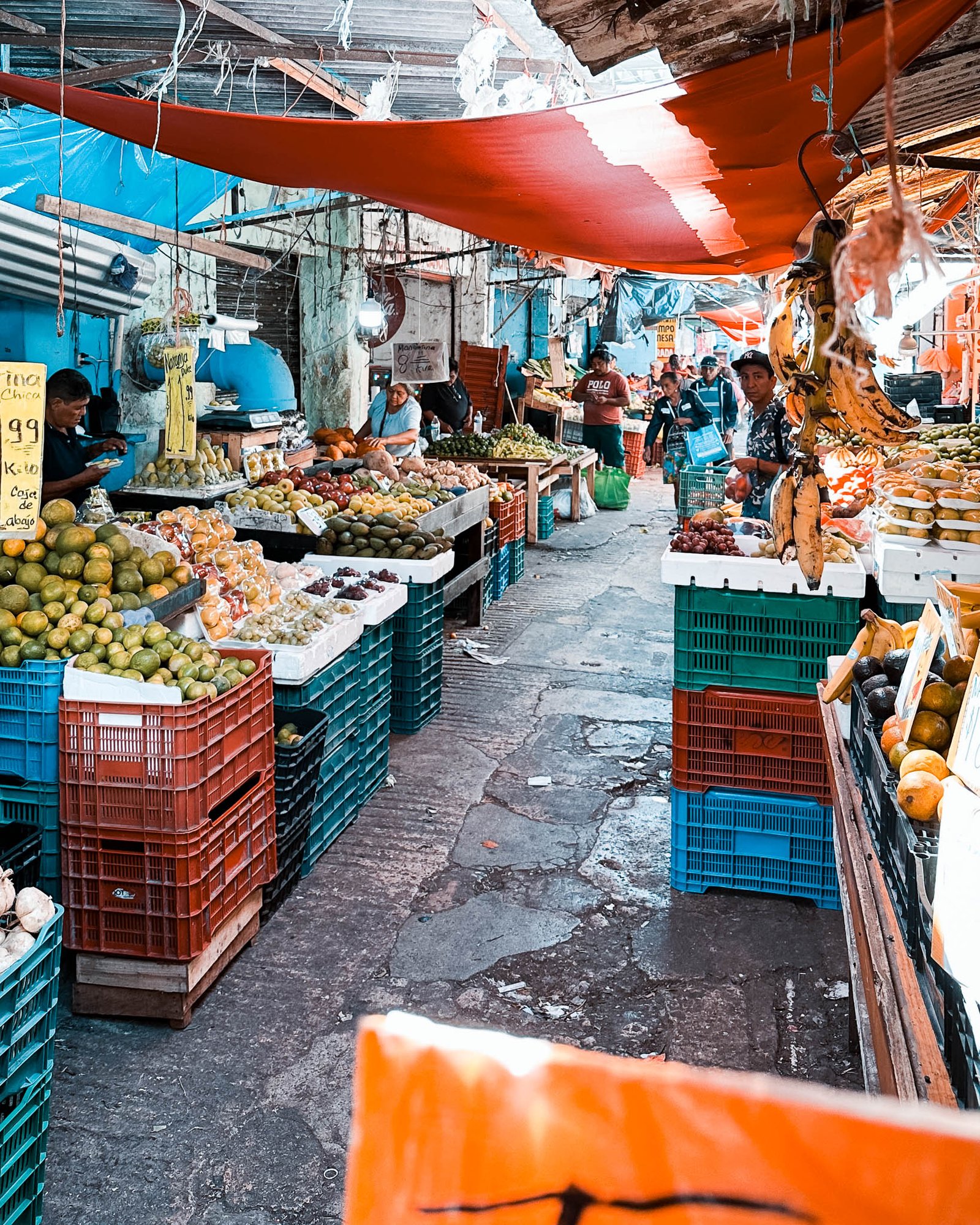 Ein Gang auf dem markt mit verschiedenen Waren rechts und links