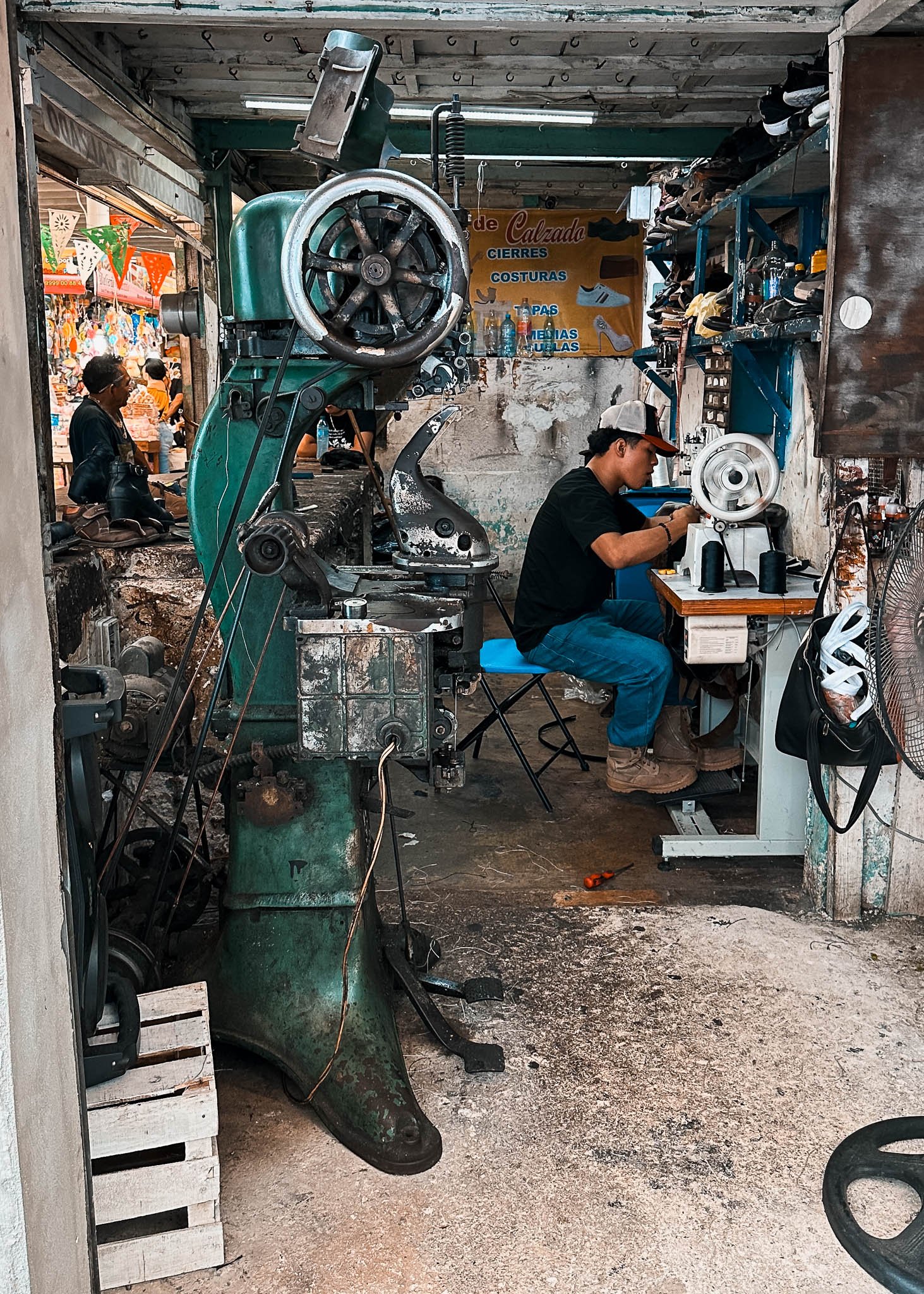 Blick in einen alten Stand der Schuhe Repariert