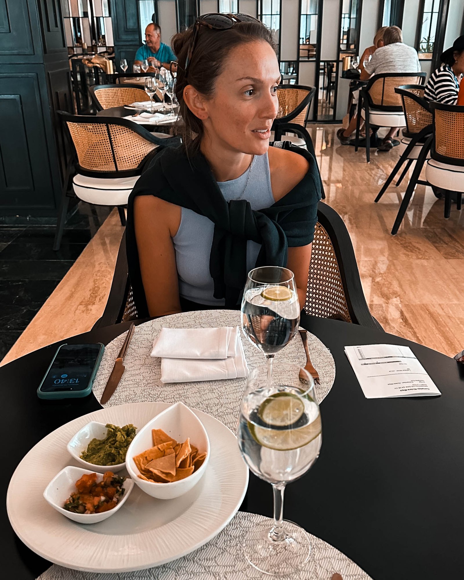 Junge Frau sitzt im Restaurant im TRS Yucatan Hotel