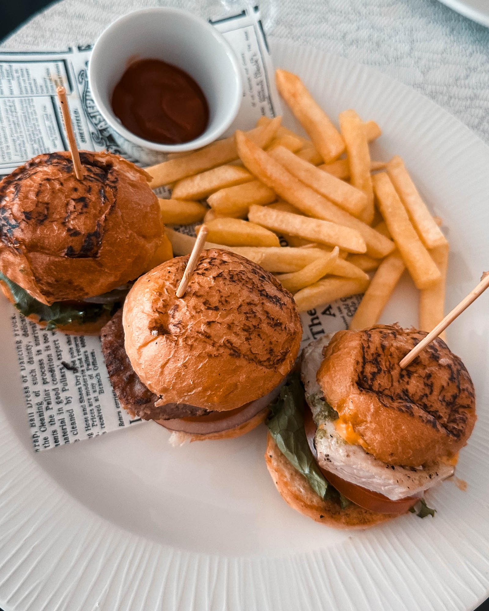 Mini Burger und Pommes Fritten auf einem Teller