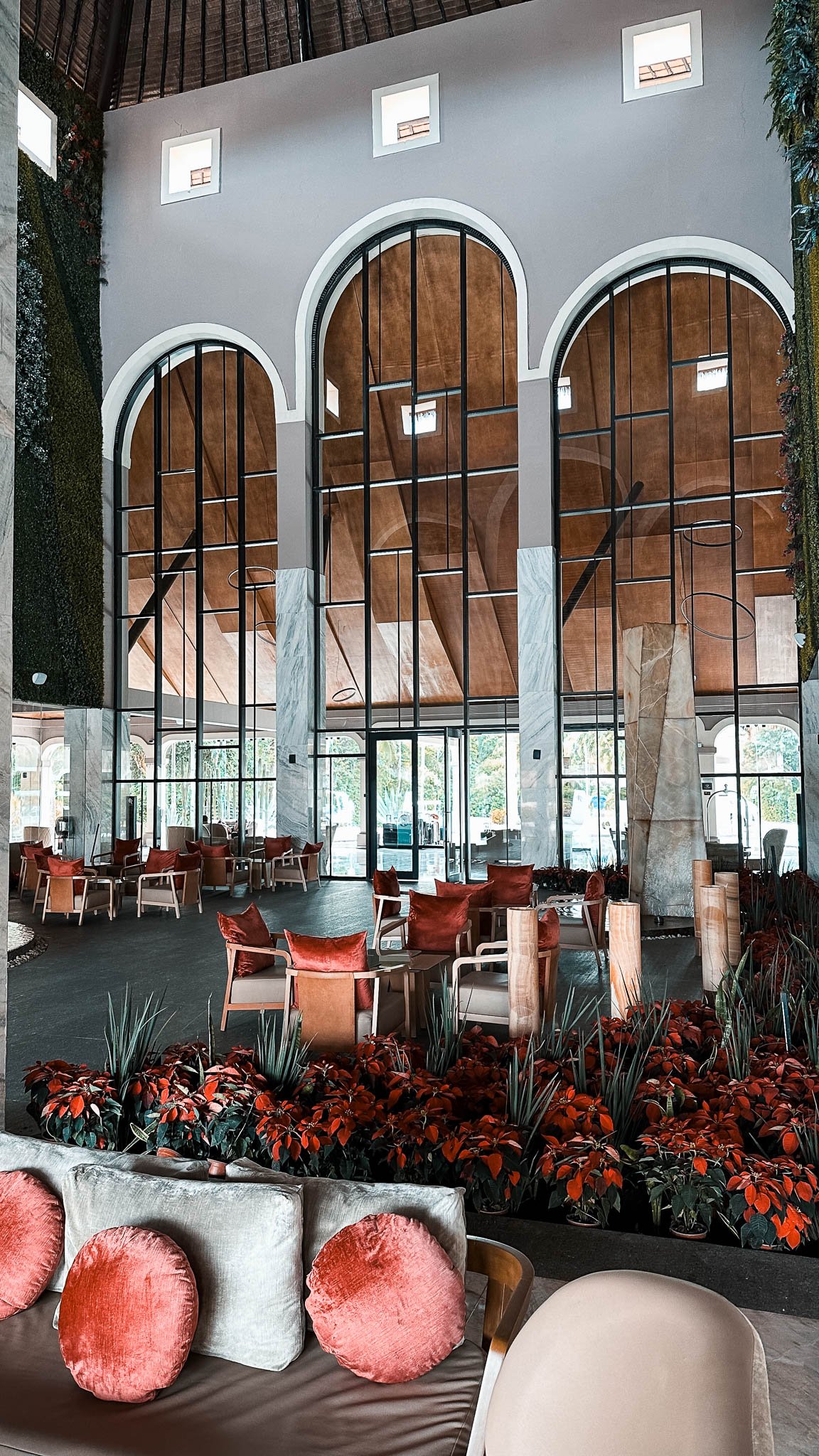 Große luxuriöse Fenster in der Lobby des TRS Hotels