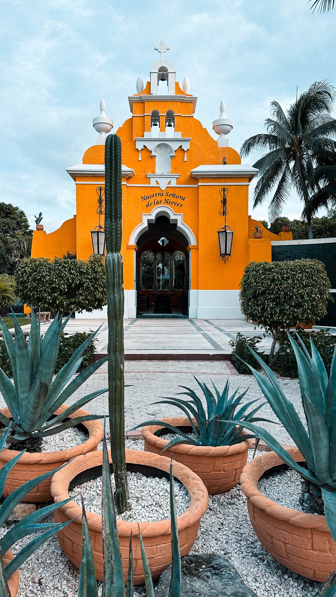 Gelbe Kirche im Stil von Izamal im Hotel