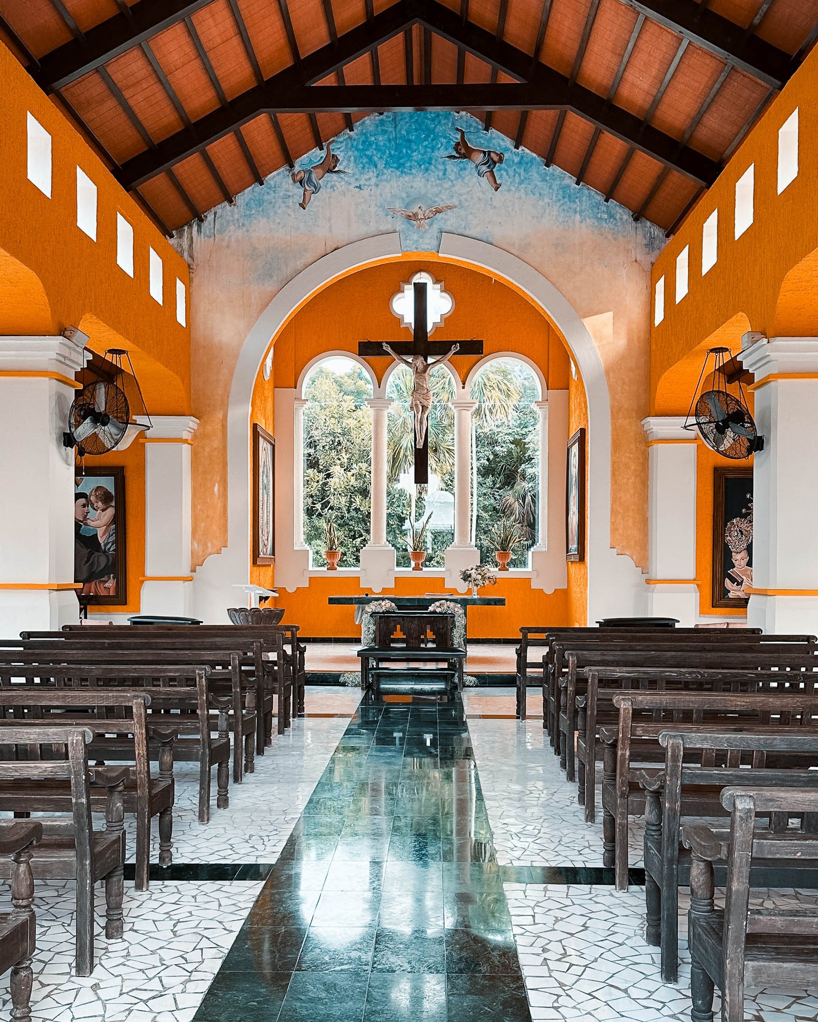 Inneneinrichtung der Kirche mit Bänken und Altar