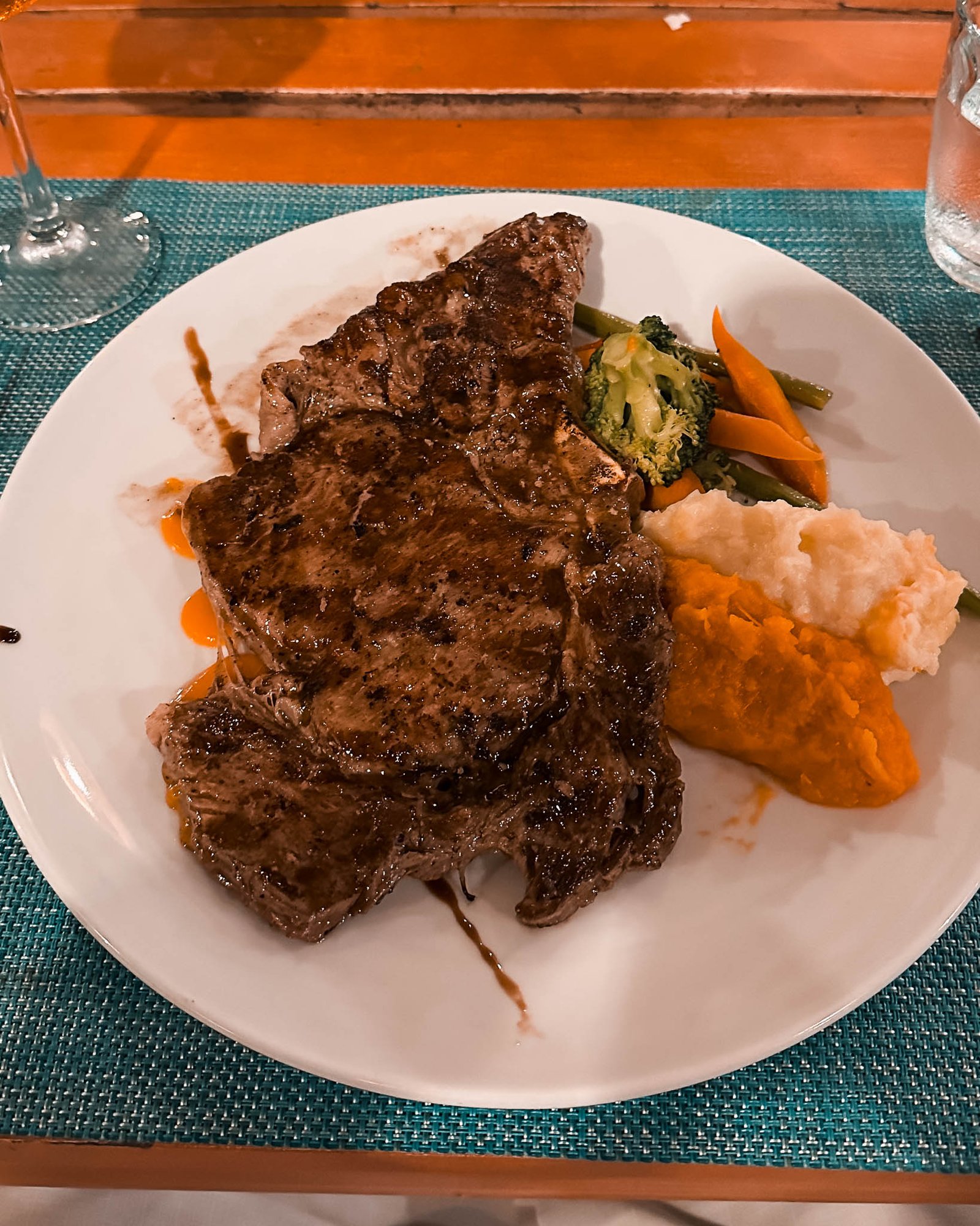 Steak und Beilagen auf einem Teller