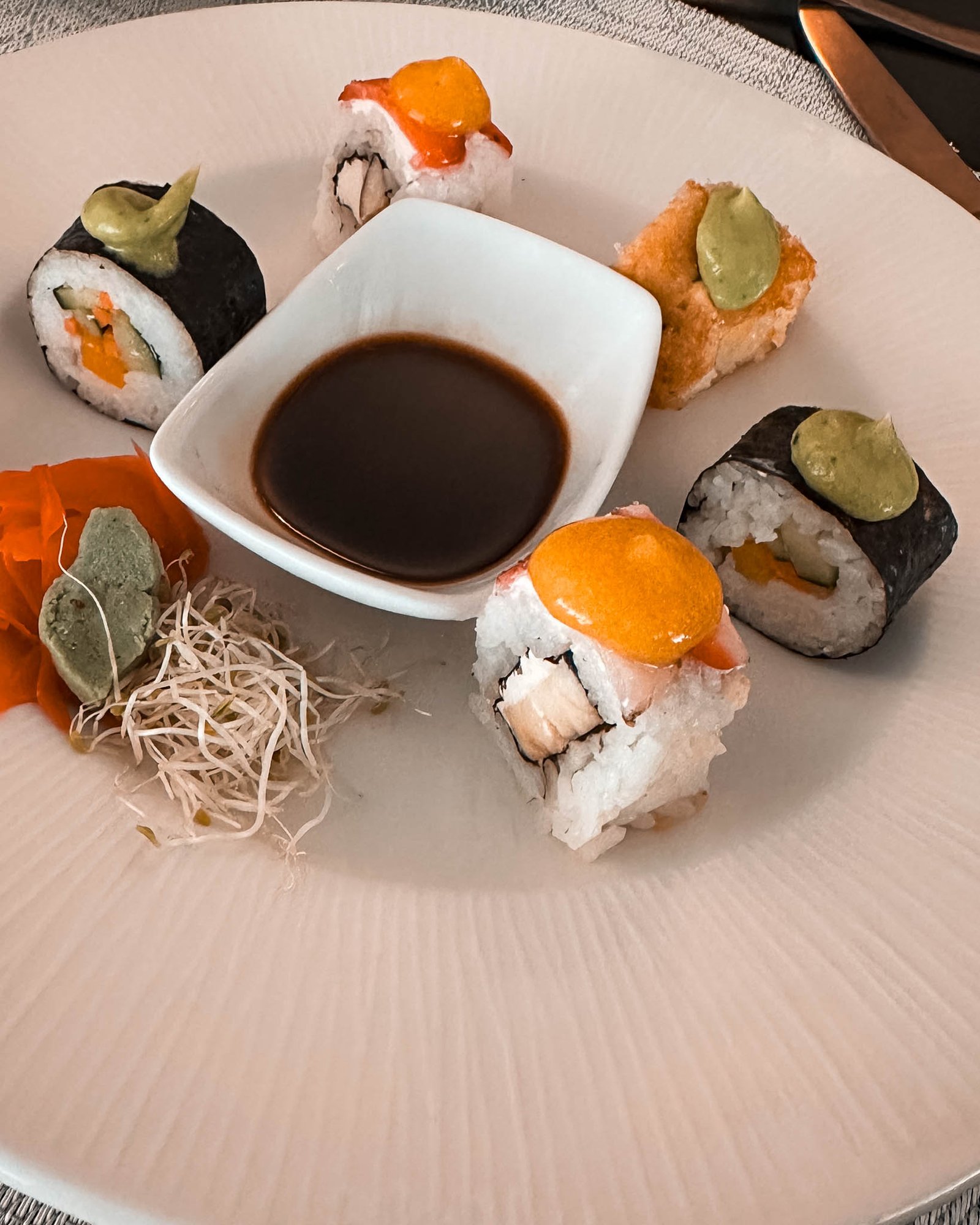 Sushi mit Soya Sauce auf einem Teller