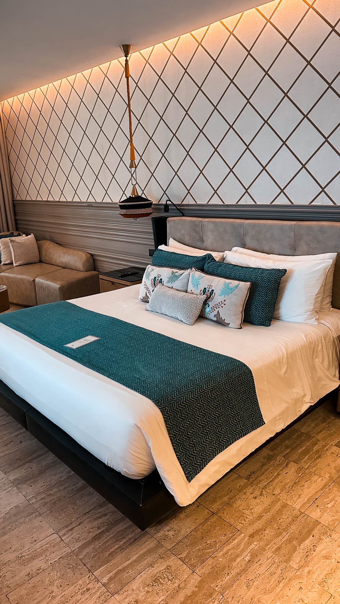 Großes Doppelbett im luxuriösen Zimmer im TRS Hotel Yucatan