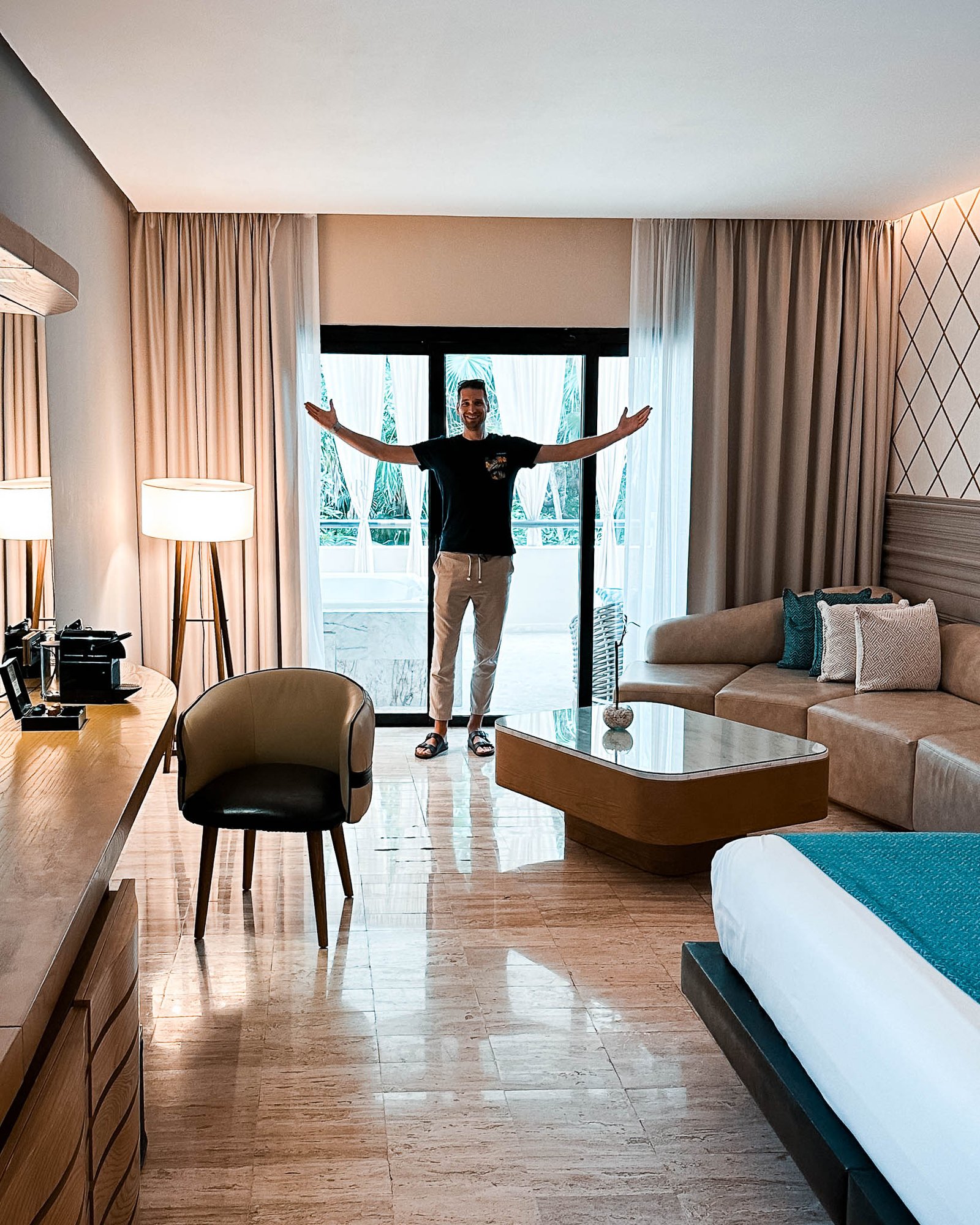 Ein mann recht beide Hände in einem luxuriösen Zimmer mit Marmor in die Höhe
