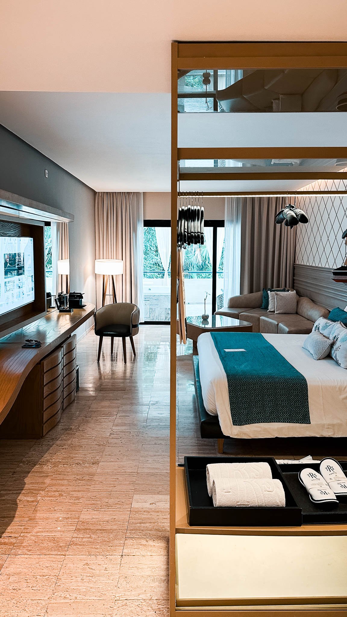 Ein Hotelzimmer mit luxuriöser Einrichtung und viel Marmor