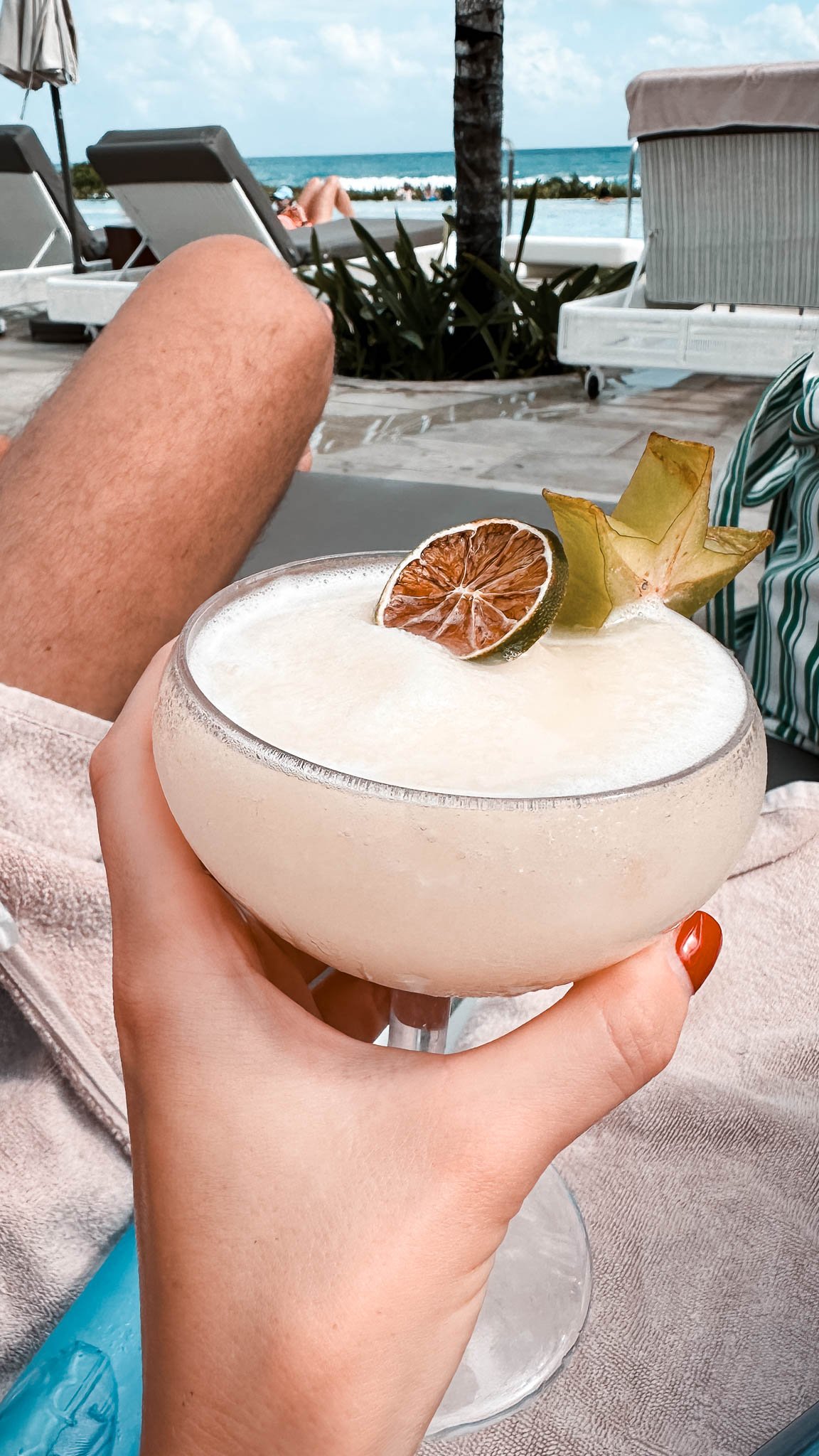 Ein Cocktail in der Hand einer Frau