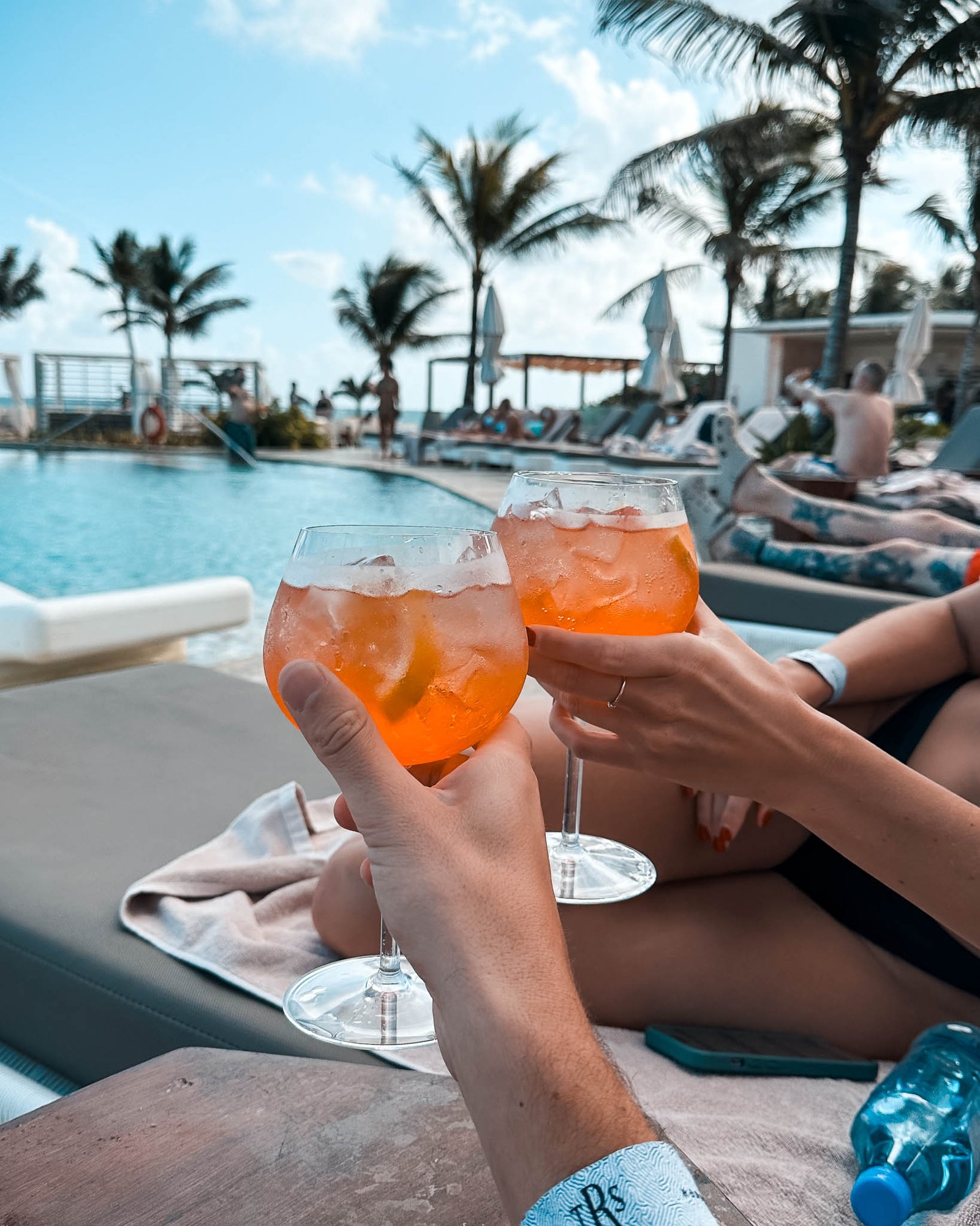 Mann und Frau stoßen mit Aperol Spritz an