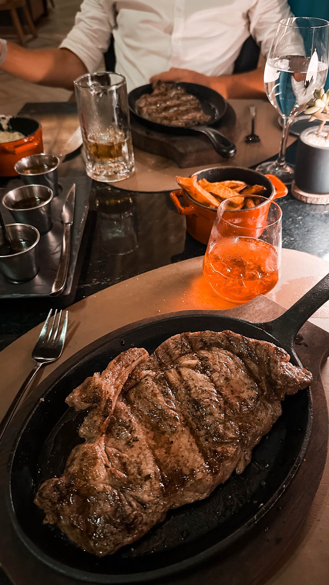 Steak in einer Pfanne serviert auf einem Tisch in einem Restaurant