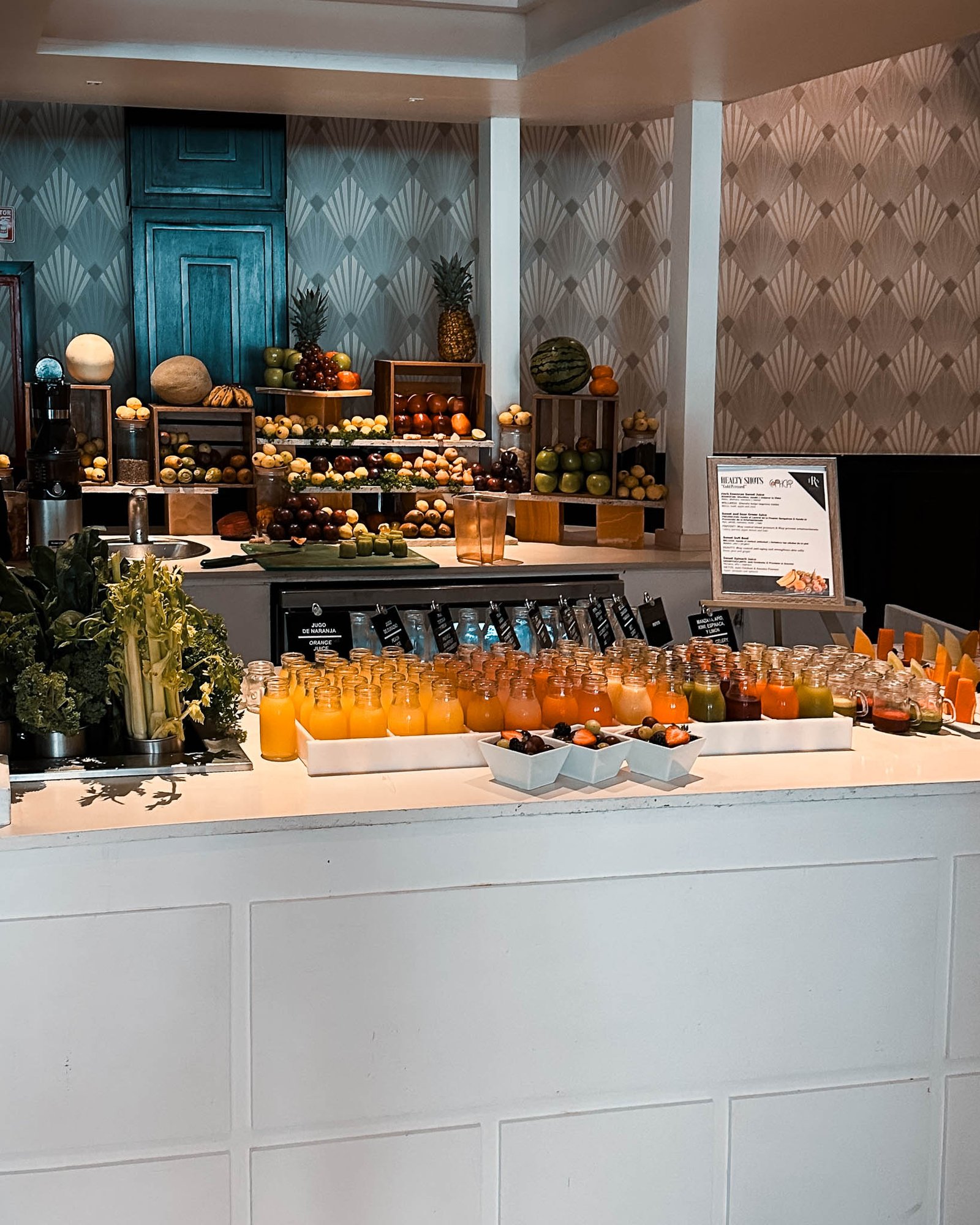 Ein Teil des Frühstücksbuffets im Hotel