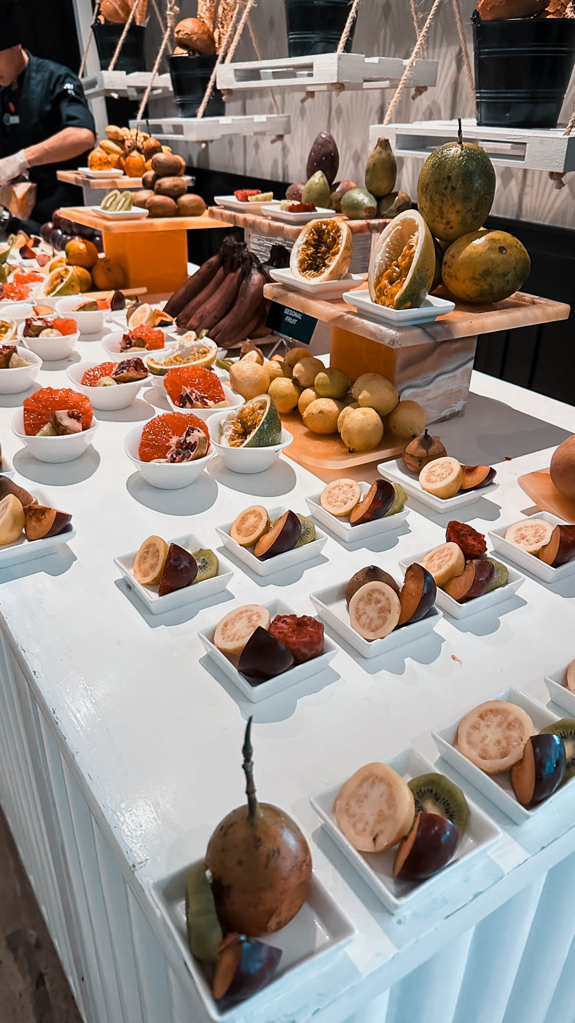 Kleine süße Desserts auf einem Buffettisch