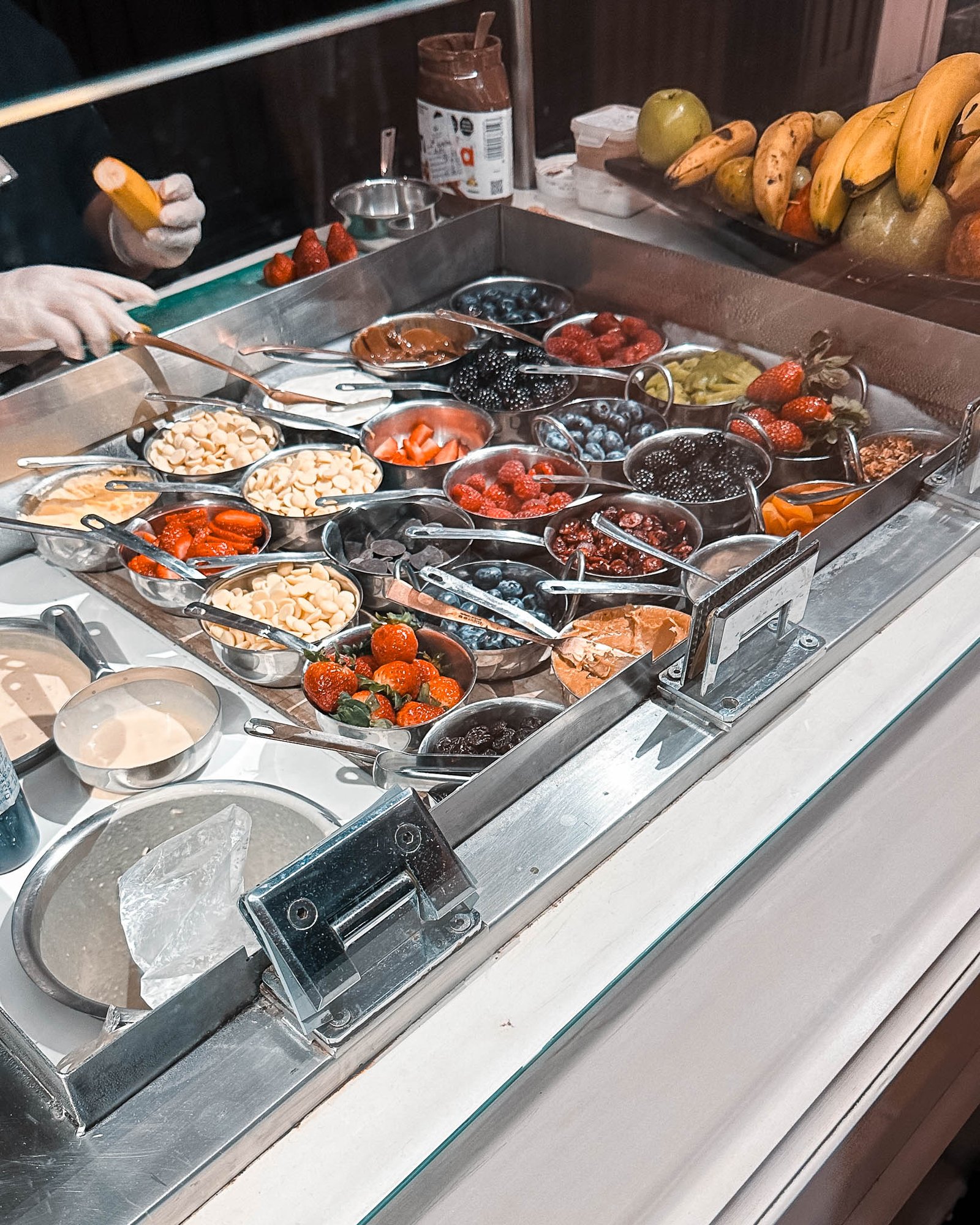 Eine Kühltruhe an einer Creperie im Frühstücksbereich mit vielen frischen Zutaten