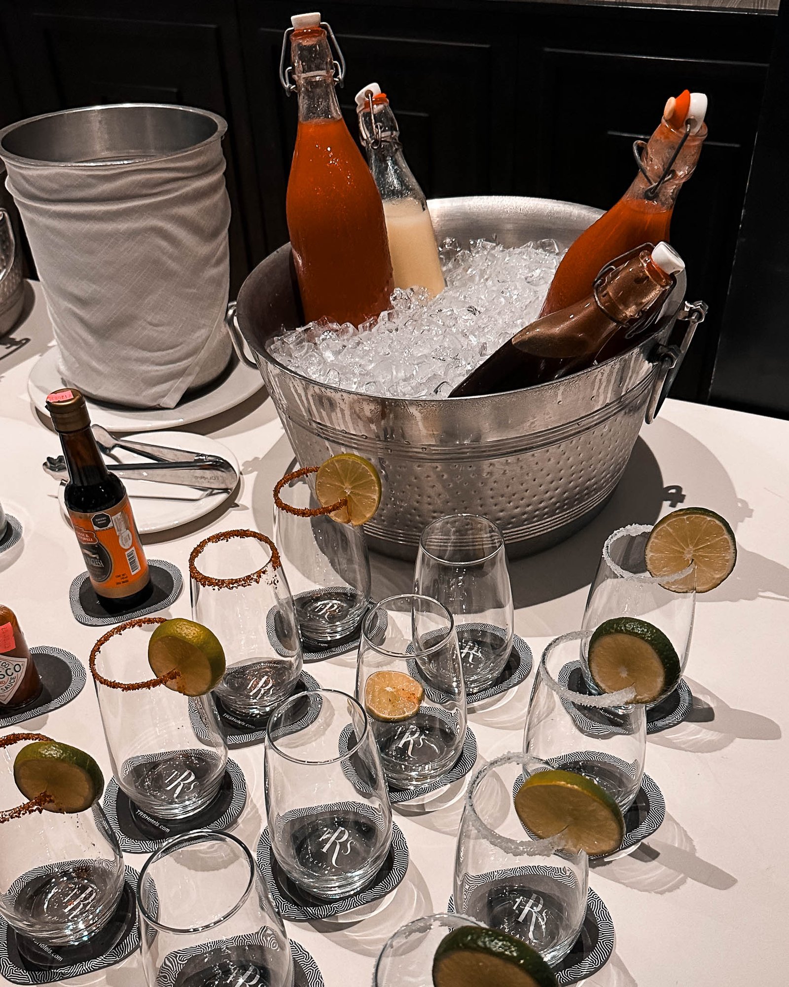 Eine Eissschale mit Getränken und Gläsern mit Salzrand