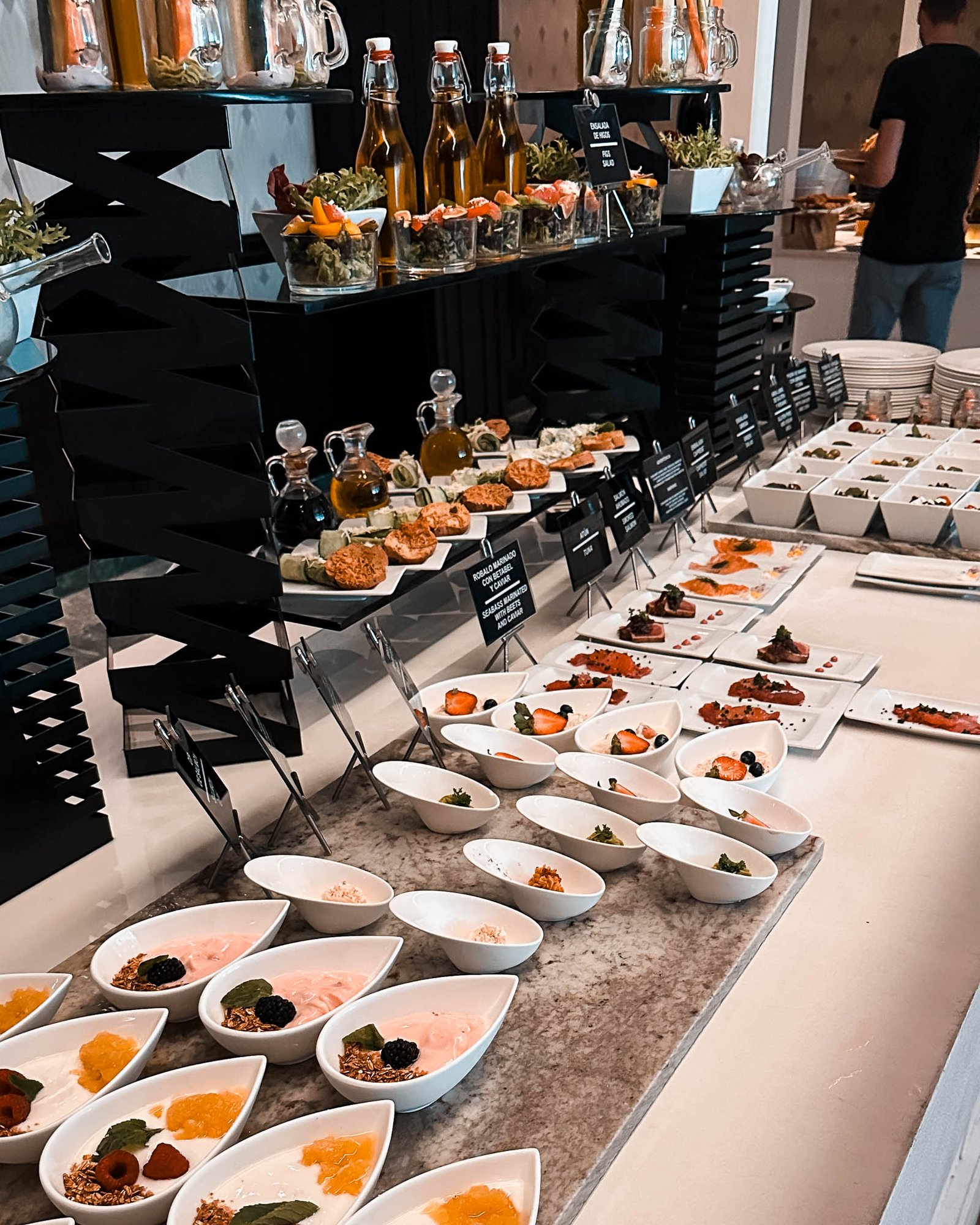 Viele kleine Schalen mit essen auf einem Buffettisch