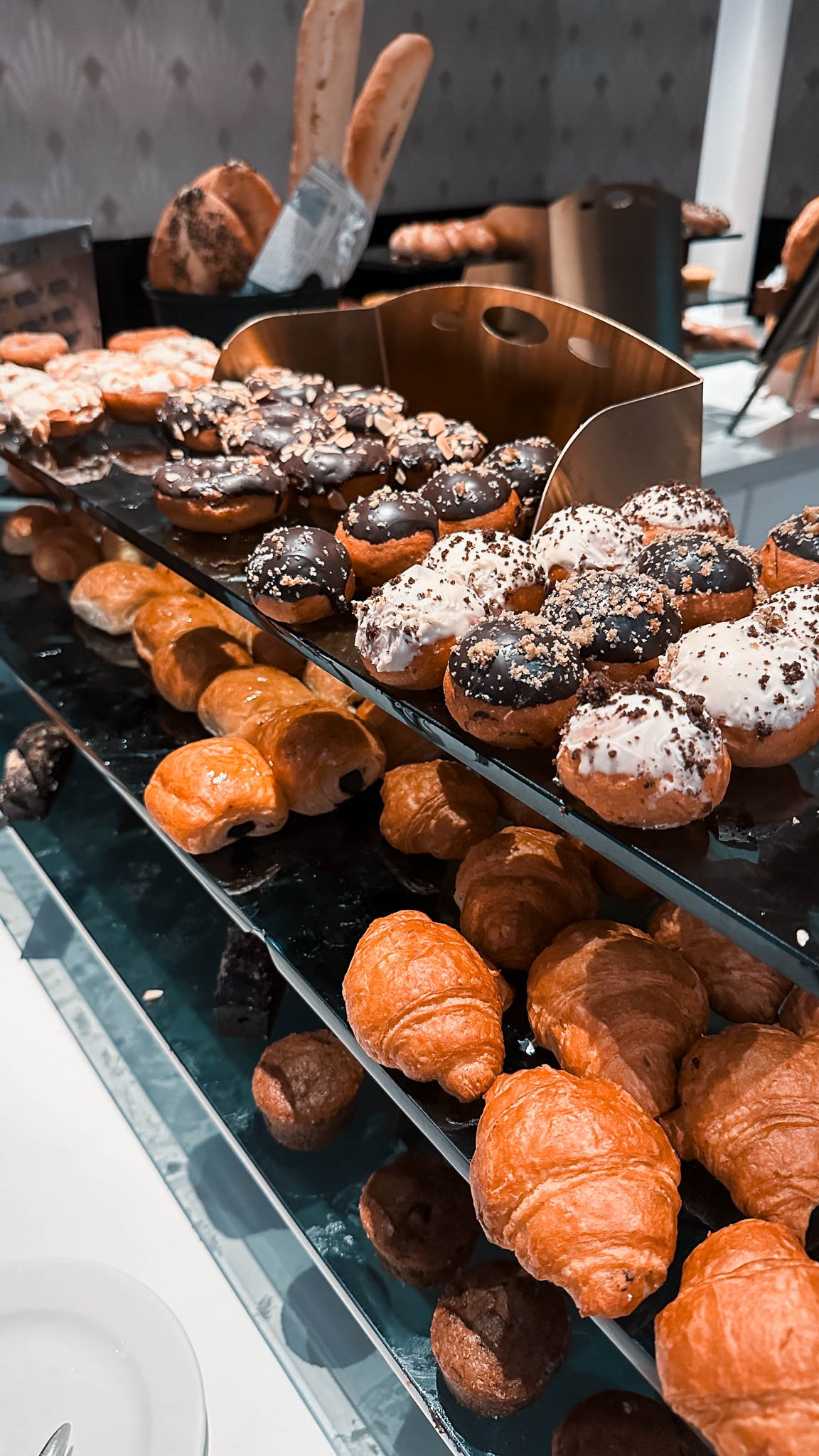 Verschiedenes Gebäck im Buffetbereich zum Frühstück