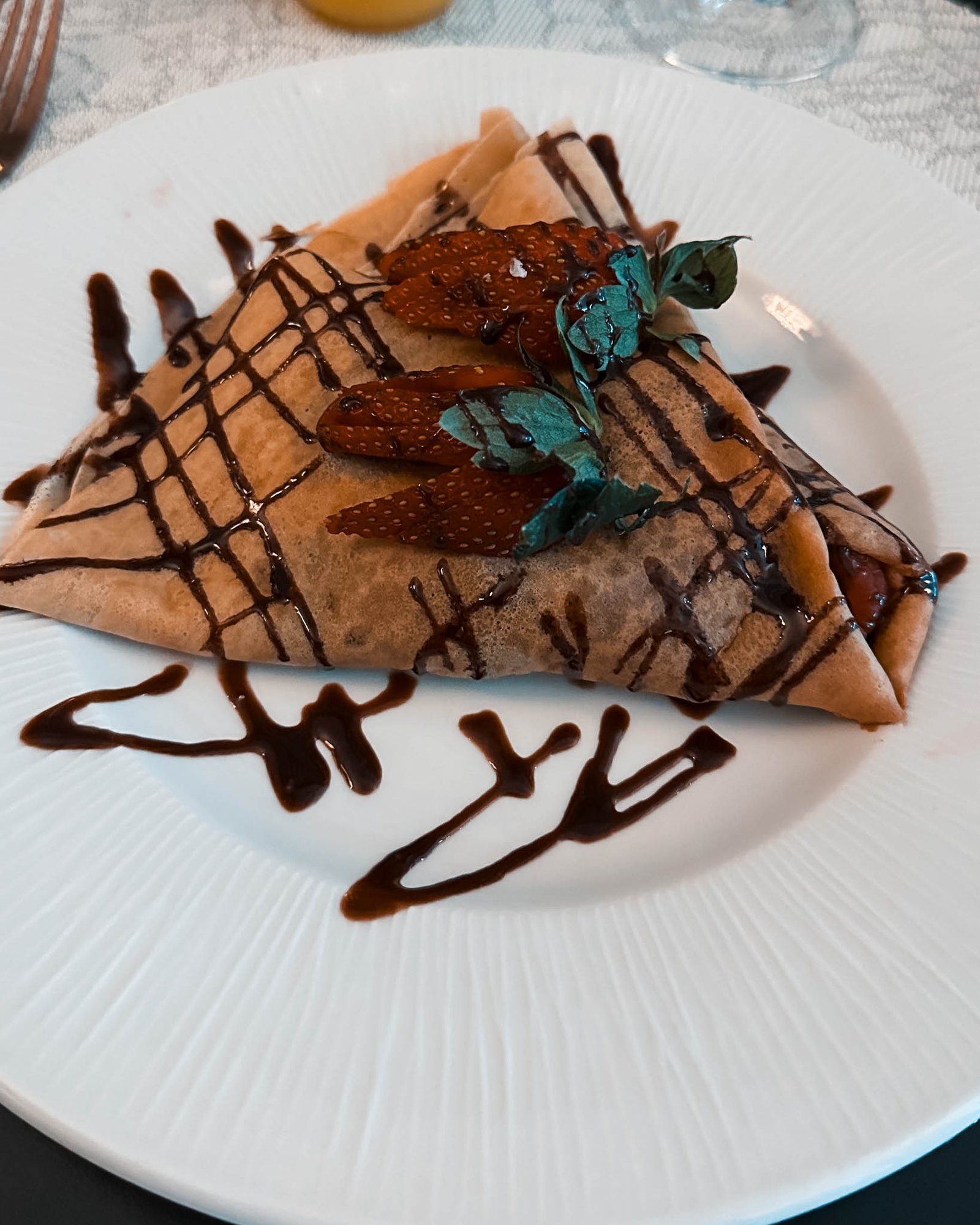 Ein toll verzierter Crepe auf einem Teller