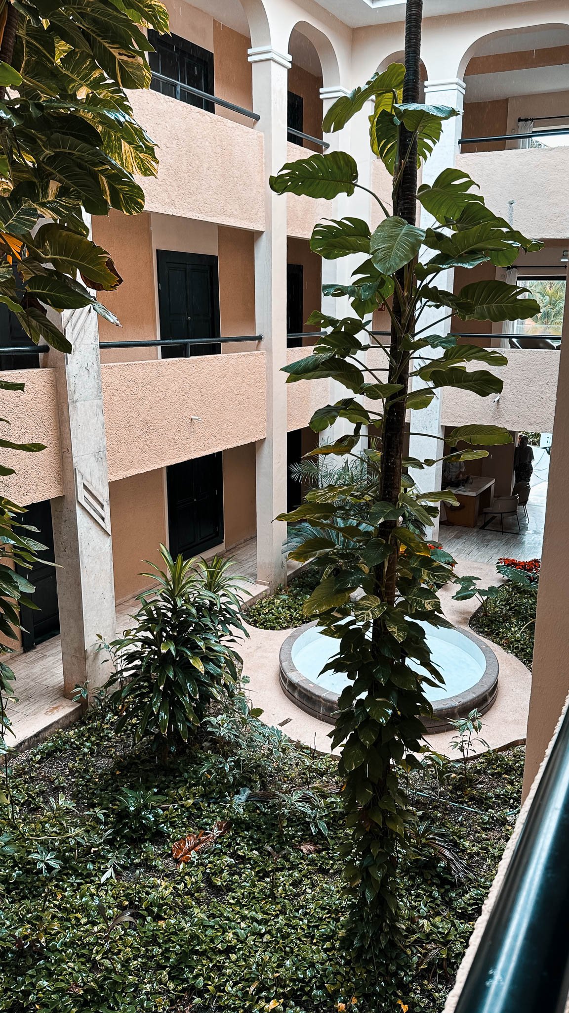 Innenhof der Hotelanlage eines Bungalow Komplexes