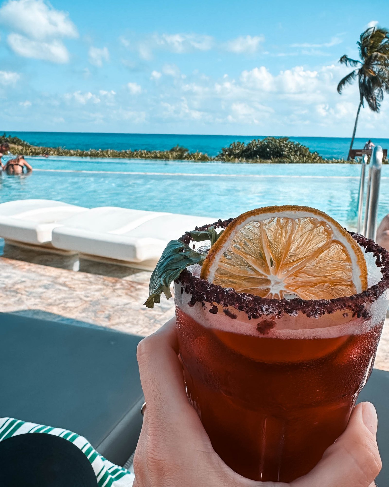 Ein Cocktail am Pool des Hotels