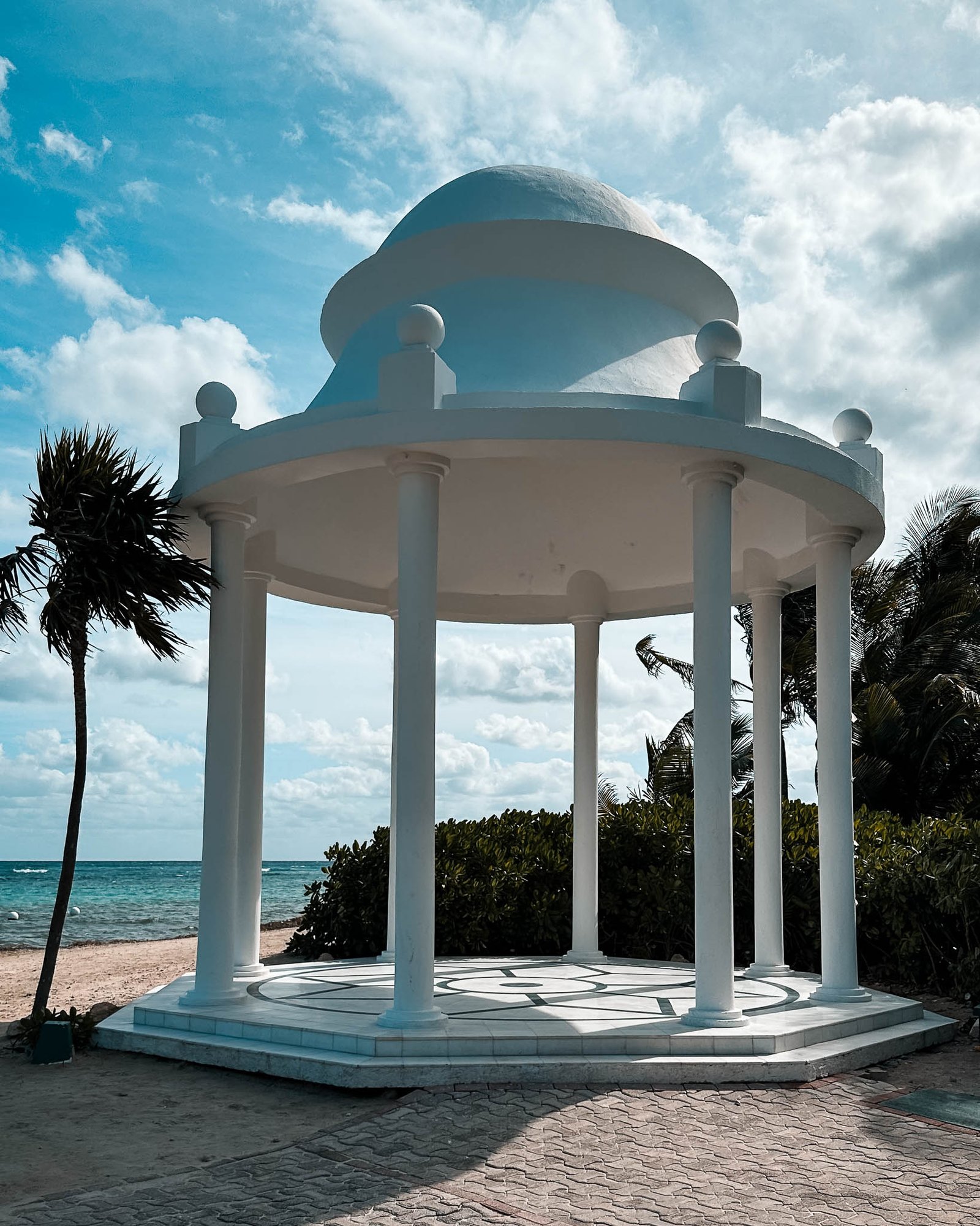Ein weißer großer Hochzeitspavillion am Strand