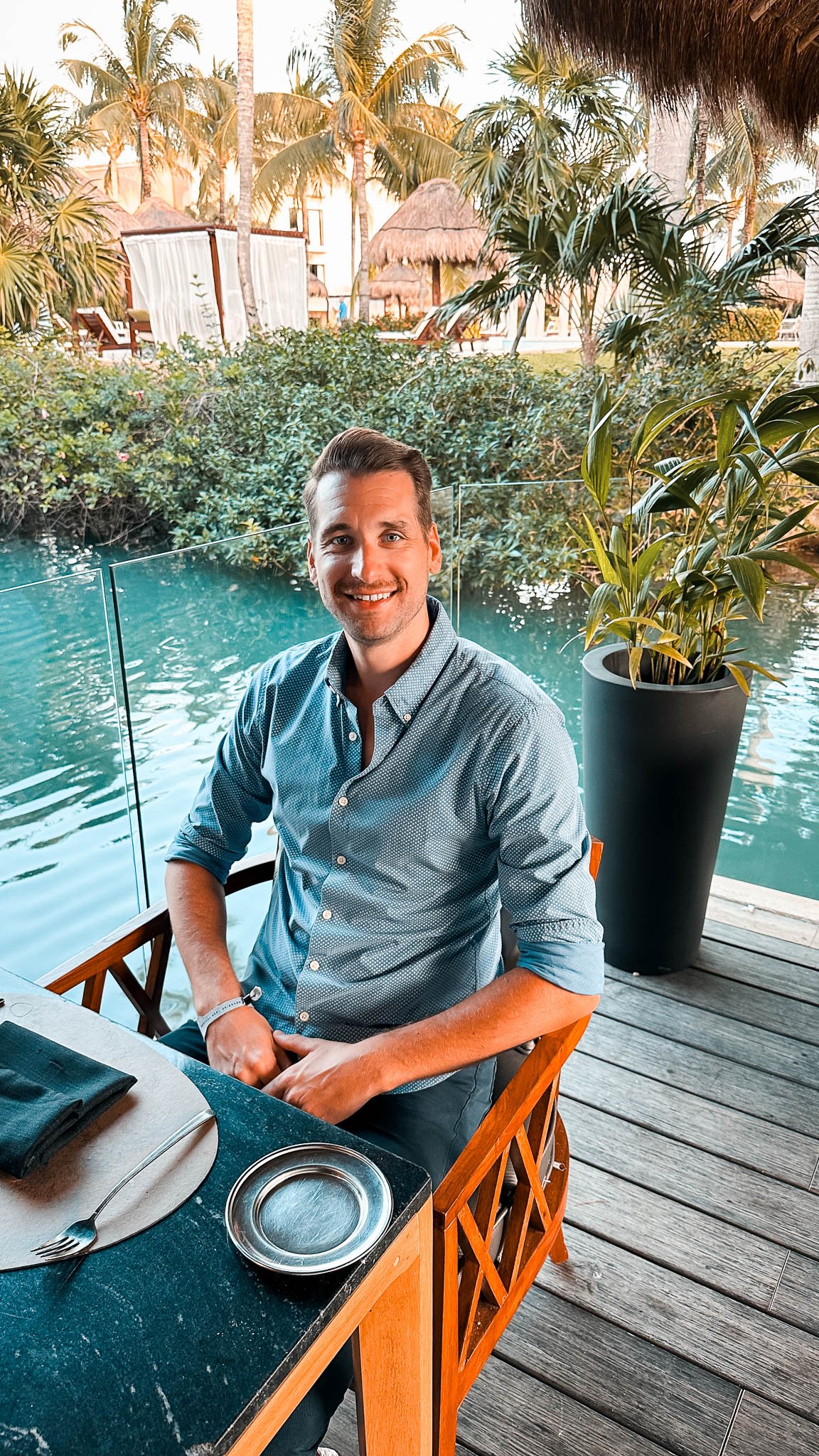 Ein Mann sitzt auf einem Stuhl im Restaurant und ist glücklich